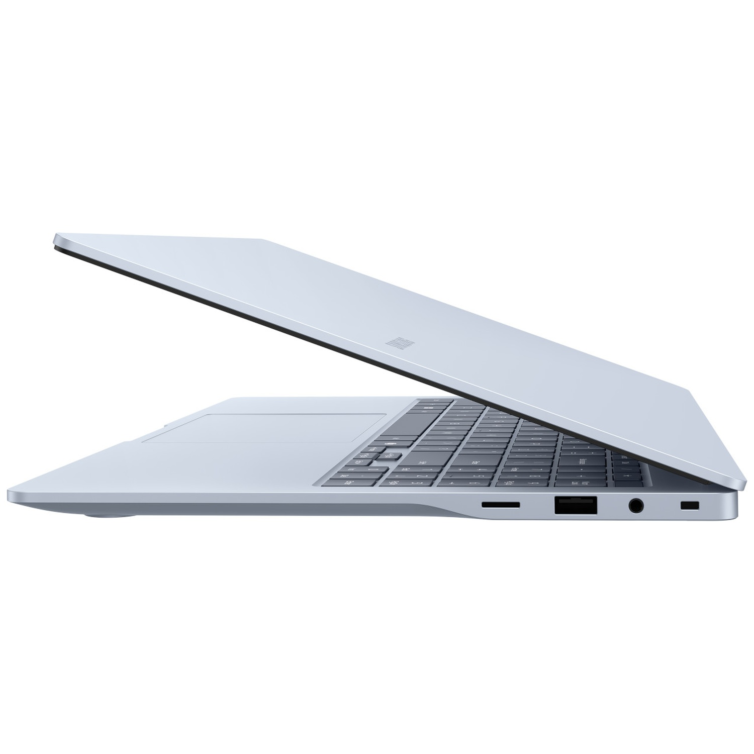 Un ordinateur portable bleu clair est légèrement ouvert, montrant le clavier et les ports. Le logo Microsoft est visible sur le couvercle.