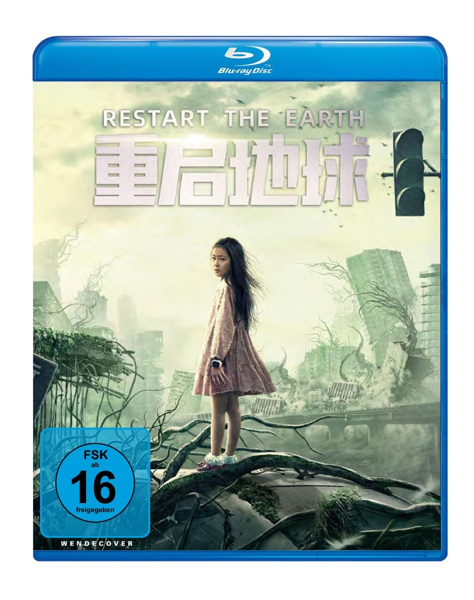 Blu-ray-Cover. Ein Mädchen steht inmitten einer zerstörten Stadt. Der Titel lautet 'RESTART THE EARTH' auf Englisch und Chinesisch.