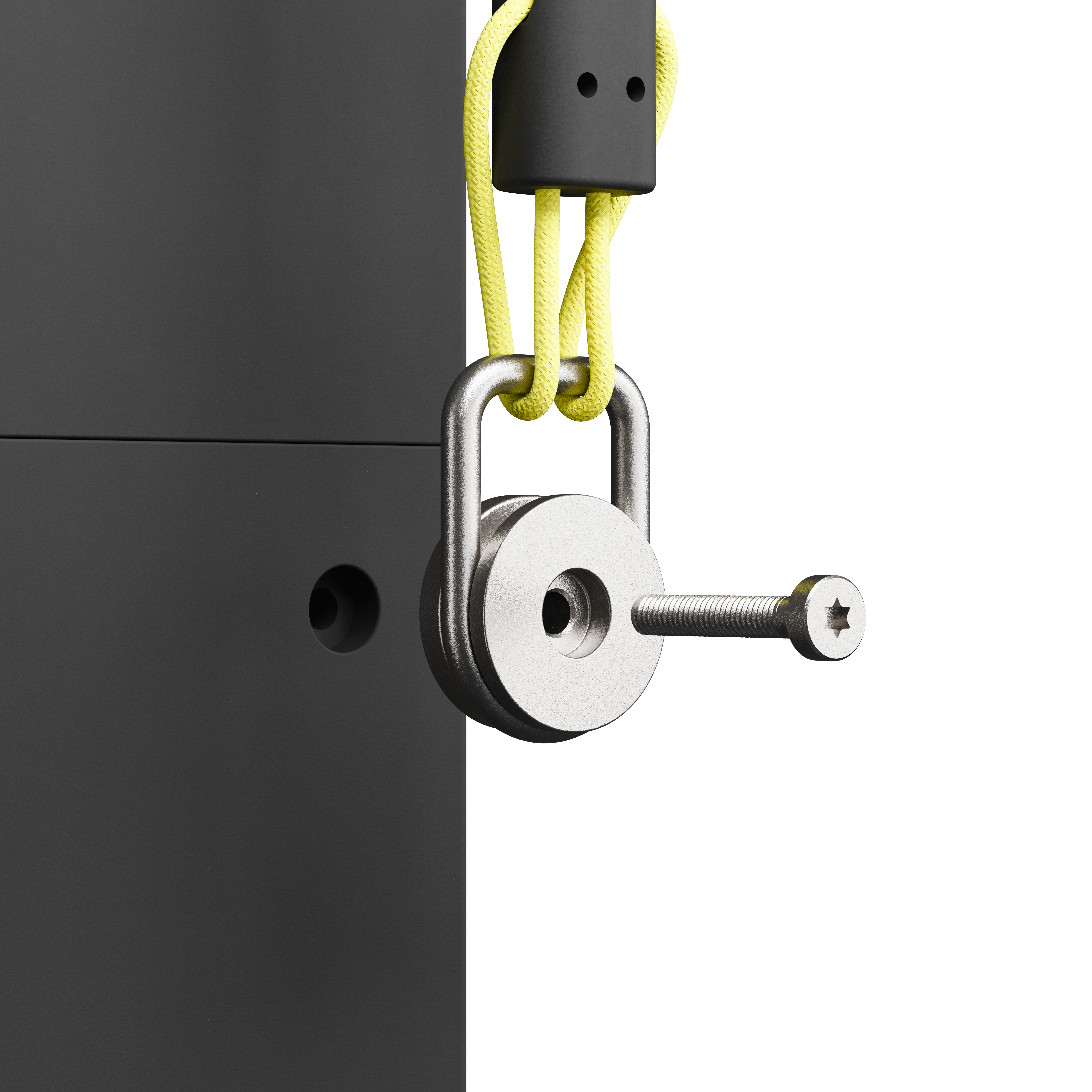 Nahaufnahme eines metallenen Flaschenzugsystems. Gelbes Seil hängt an einer schwarzen Halterung. Neben der Rolle eine Schraube.