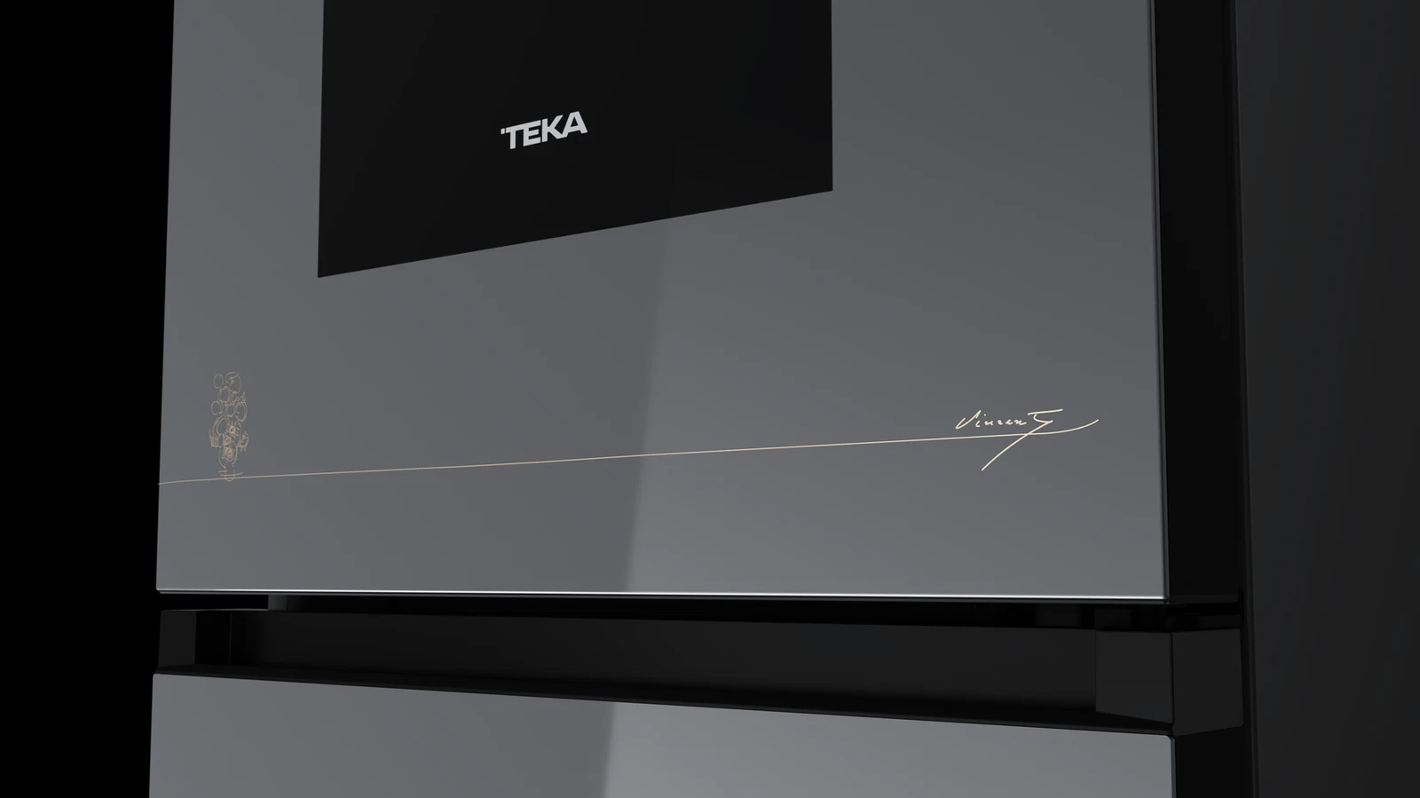 Primer plano de un refrigerador gris con detalles negros. El logotipo de Teka es visible. Hay una firma dorada y un diseño floral.