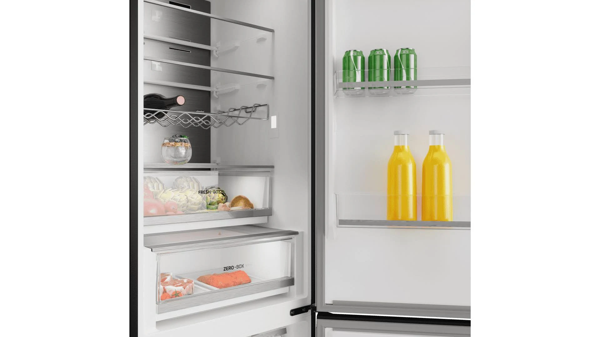 Refrigerador abierto lleno de bebidas y alimentos. Incluye vino, verduras, zumo y bebidas enlatadas.