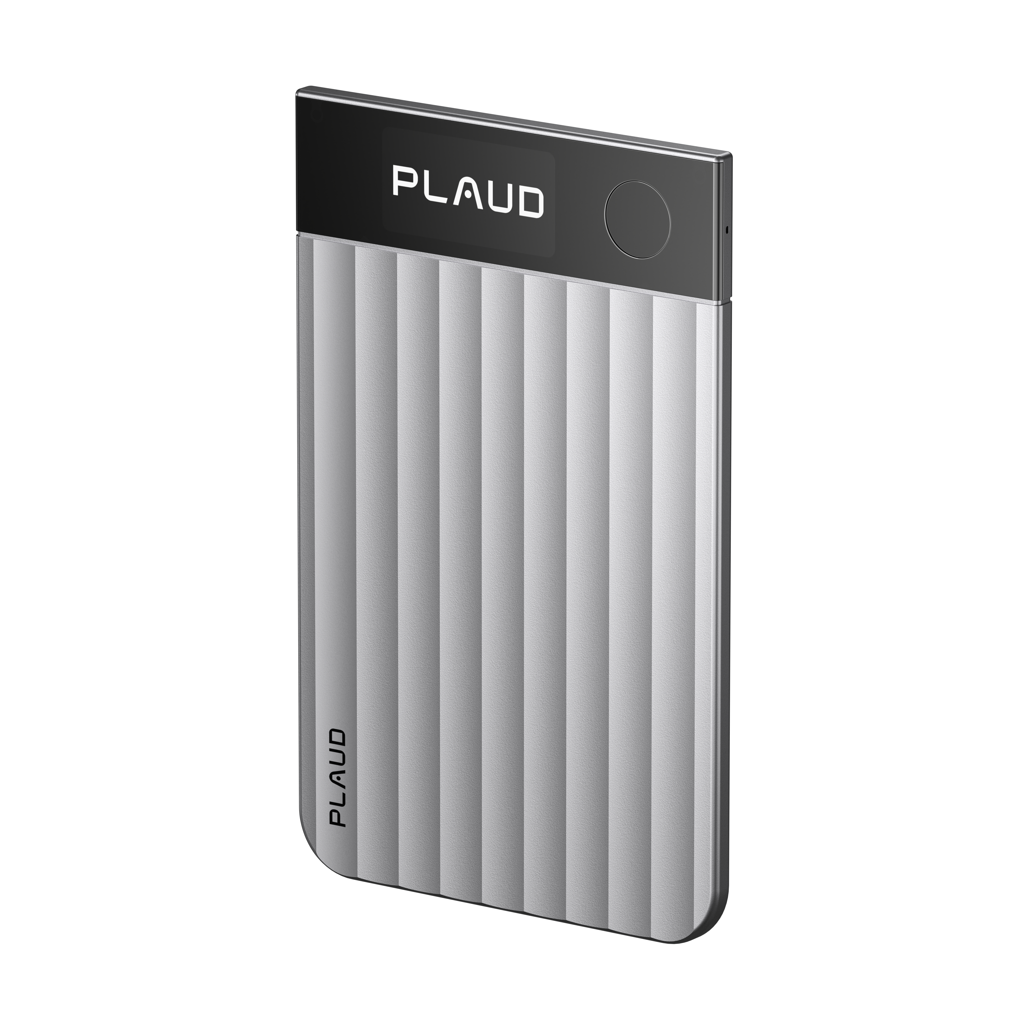 Eine silberne und schwarze externe Festplatte mit dem Markennamen 'PLAUD' darauf. Das Gehäuse ist geriffelt.