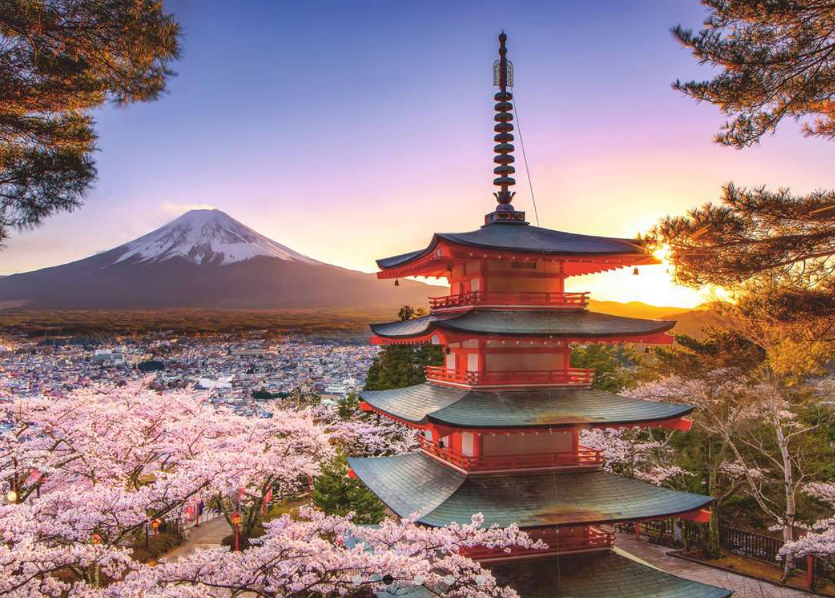 Japanische Pagode mit Fuji im Hintergrund, Kirschblüten im Vordergrund, Stadt darunter, schöner Sonnenuntergang.