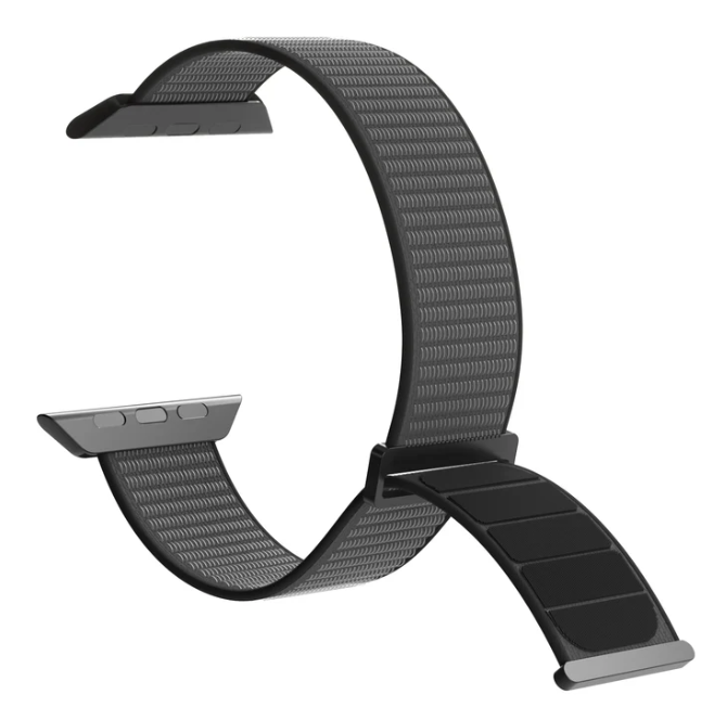 Ein dunkelgraues Apple Watch-Armband, das in einer Schlaufe gebogen ist. Es hat eine gewebte Textur und Metallverschlüsse an jedem Ende.