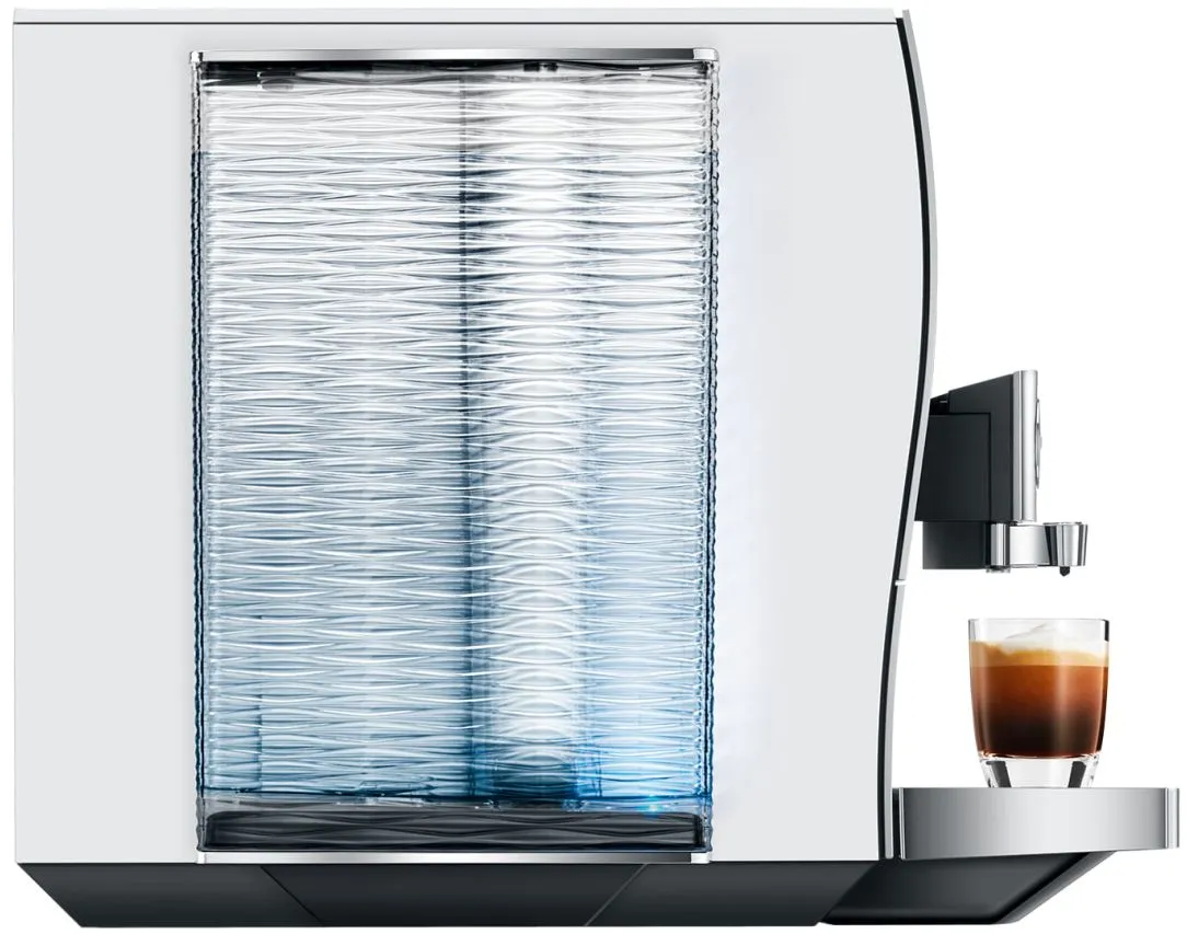 Una moderna macchina da caffè con un bicchiere di caffè. La macchina ha un contenitore per l'acqua. Il caffè ha uno strato di schiuma.