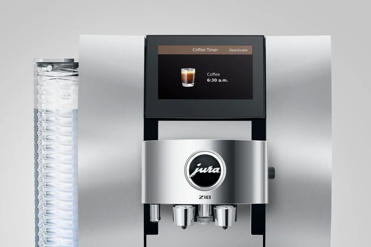 Un primo piano di una macchina da caffè con un display digitale che mostra un timer per il caffè e una tazza di caffè alle 6:30.