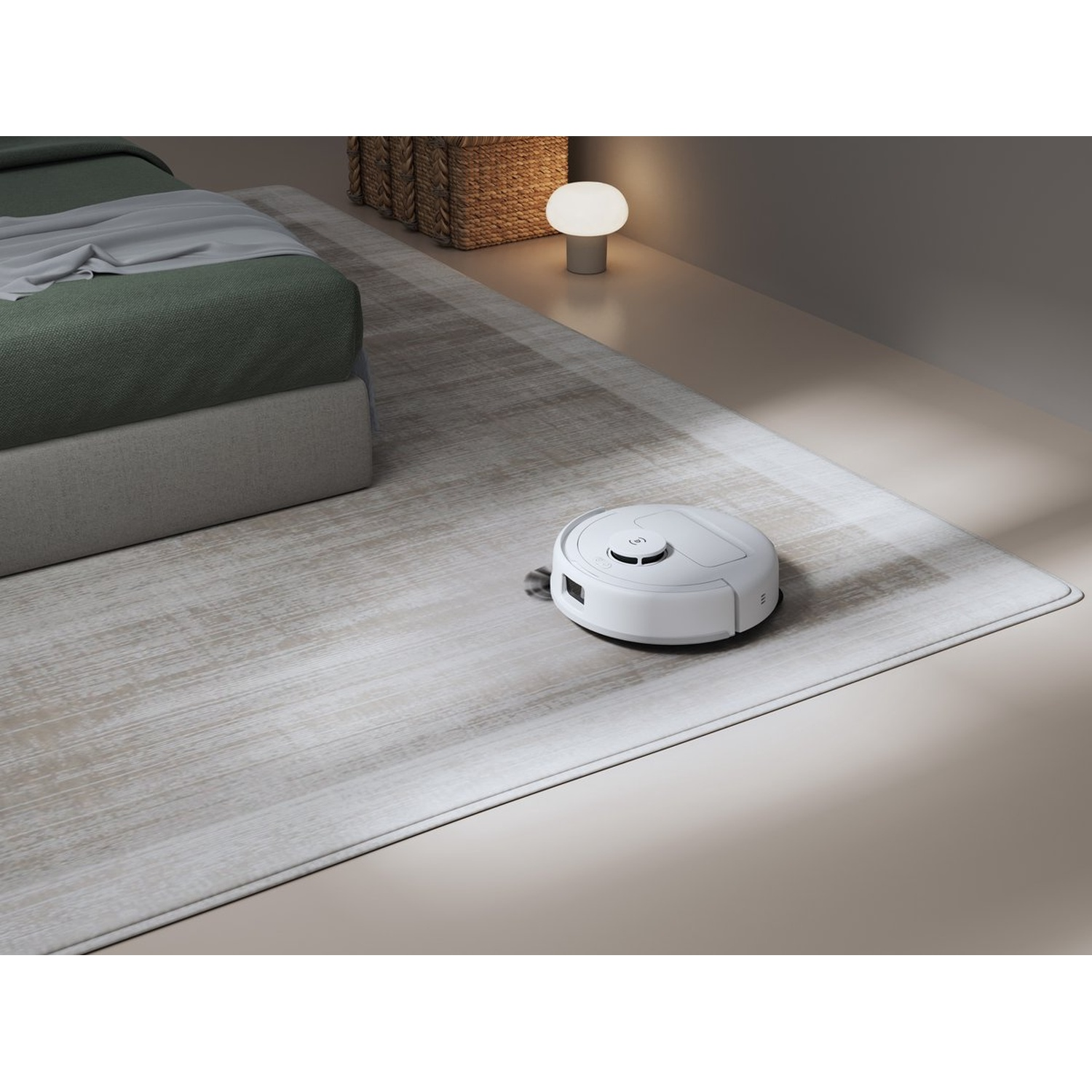 Een witte robotstofzuiger op een tapijt in een slaapkamer. Een bed, een mand en een lamp zijn ook zichtbaar.