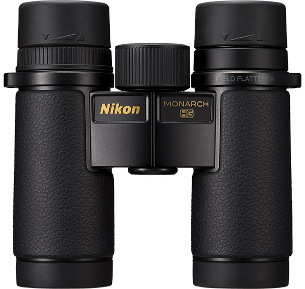 Schwarzes Nikon Monarch HG Fernglas. Das Fernglas hat strukturierte Griffe, Einstellräder und goldfarbene Schrift.