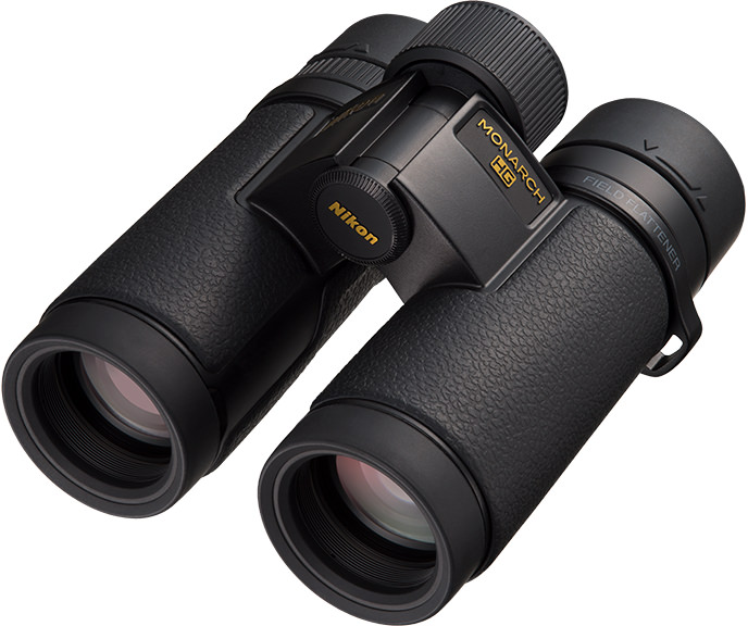 Schwarzes Nikon Monarch HG Fernglas. Das Fernglas befindet sich auf einer weißen Oberfläche. Es hat eine schwarze, gummierte Textur und goldene Schrift.