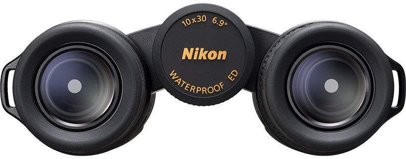 Nahaufnahme eines schwarzen Nikon-Fernglases. Die Linsen sind mit ihren reflektierenden Oberflächen sichtbar. Der zentrale Bereich zeigt das Nikon-Logo und die Spezifikationen.