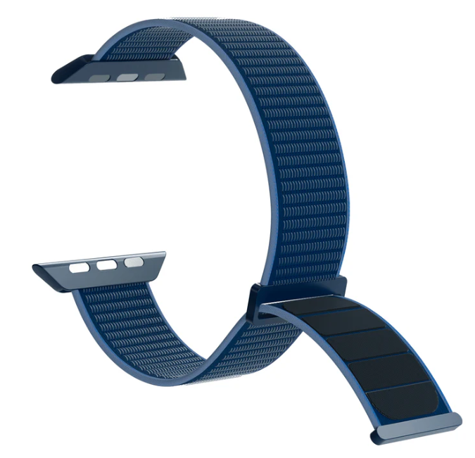 Ein blaues Armband mit strukturierter Oberfläche und Klettverschluss. Das Band krümmt sich in einem Bogen.