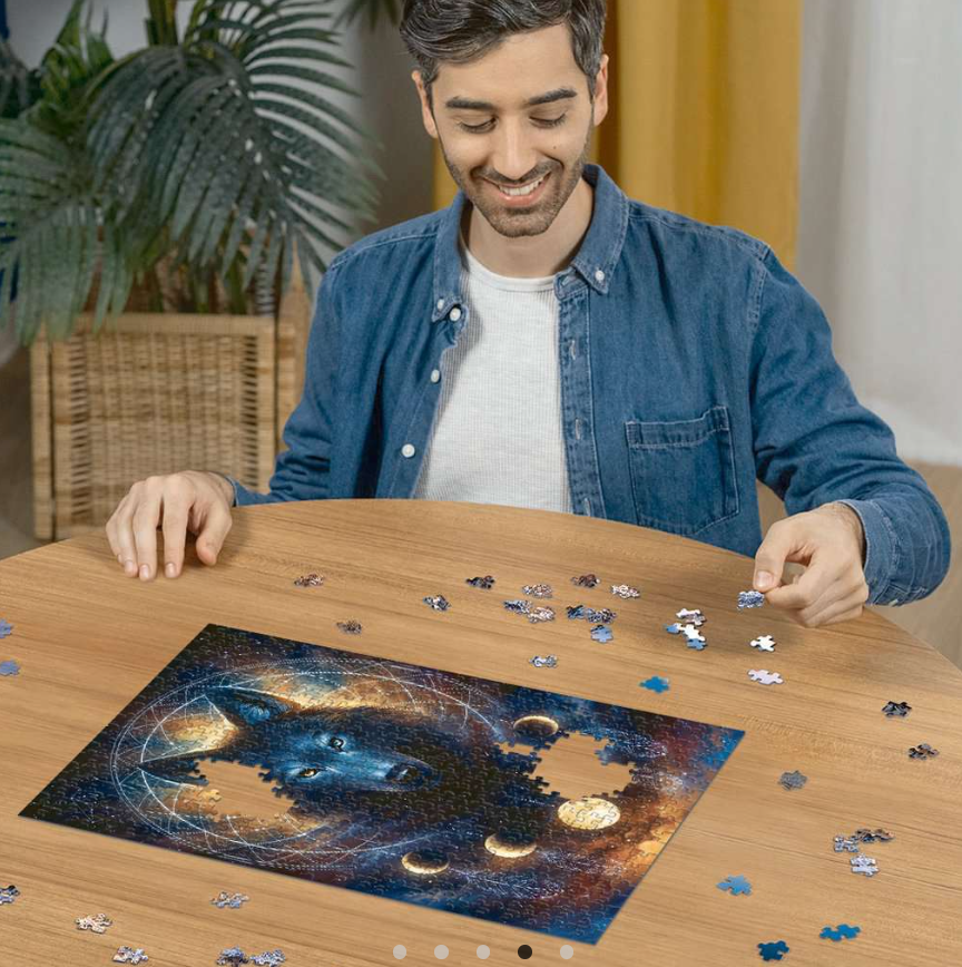 Ein Mann setzt ein Wolf-Puzzle auf einem Holztisch zusammen. Das Puzzle zeigt einen Wolf vor Sternenhintergrund. Der Mann lächelt.