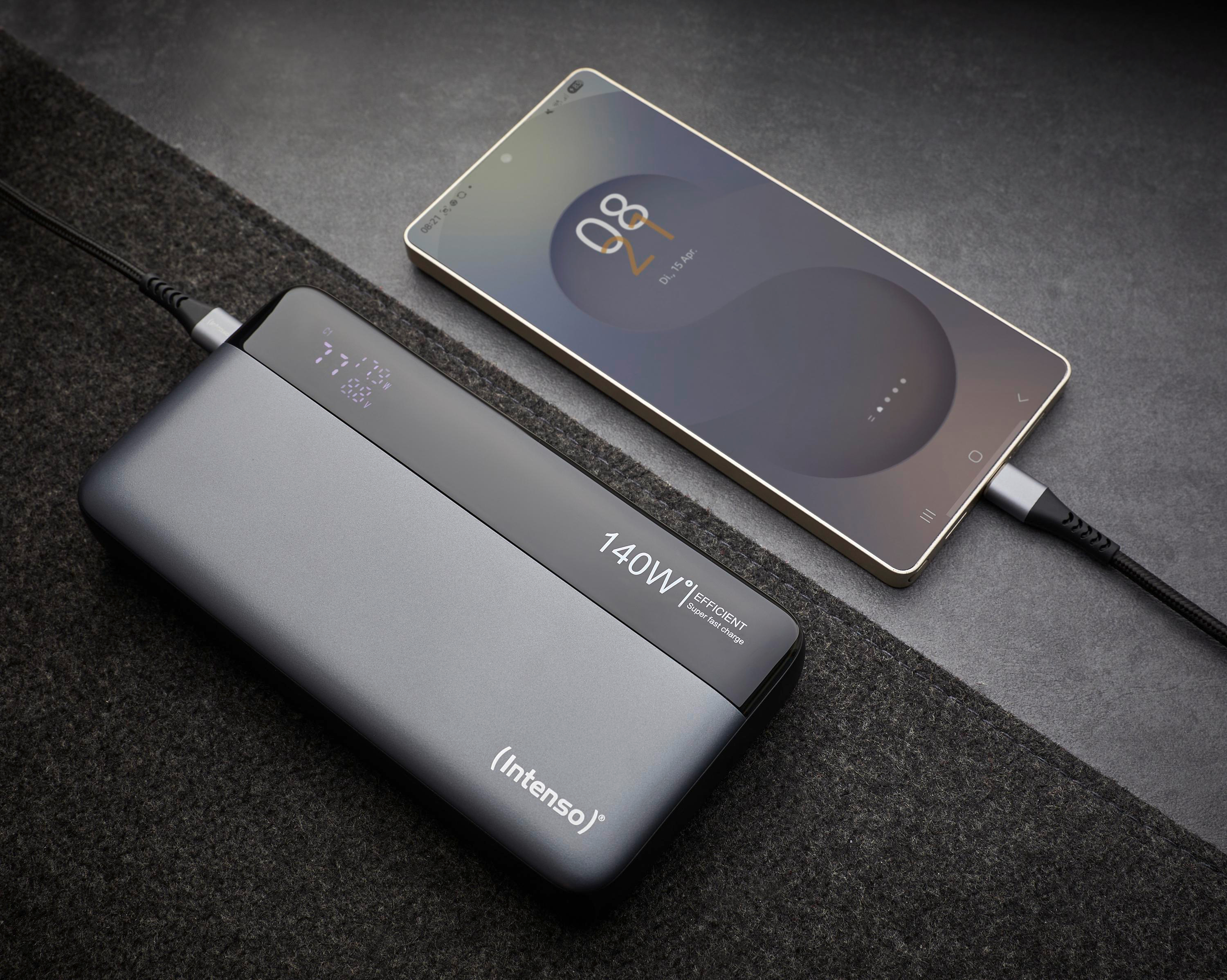 Ein Telefon und eine Powerbank sind durch ein Kabel verbunden. Das Telefon zeigt das Datum. Die Powerbank hat ein Display.