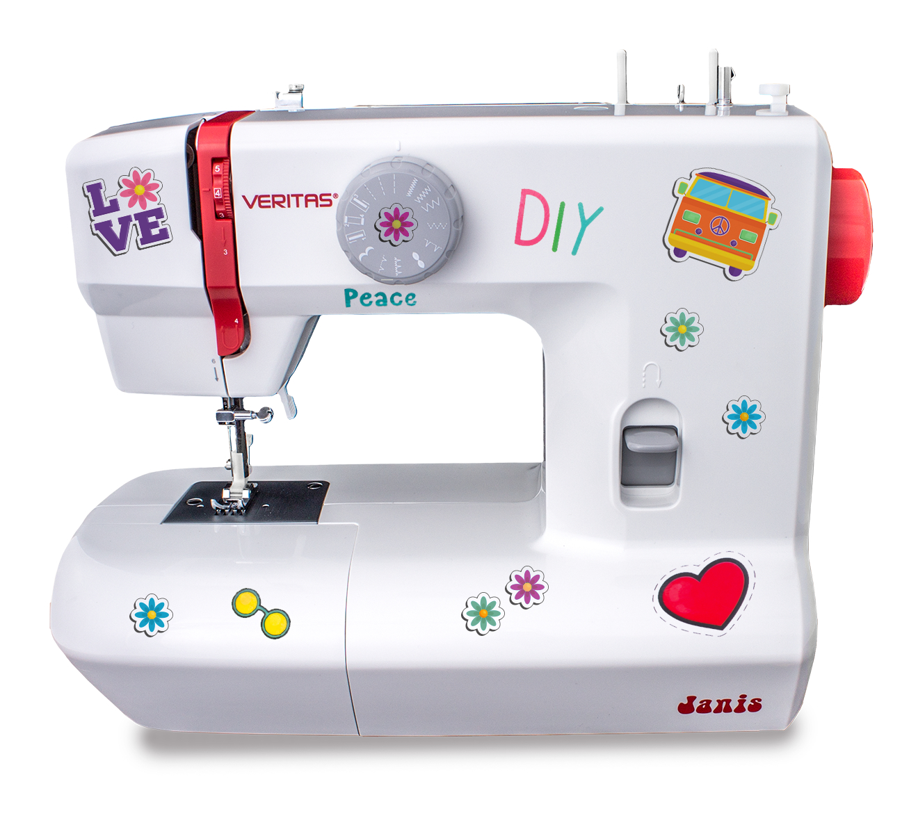Eine weiße Nähmaschine mit Aufklebern. Es hat das Wort 'VERITAS' und einen 'DIY'-Aufkleber. Auf der Maschine befindet sich ein roter Herzaufkleber.
