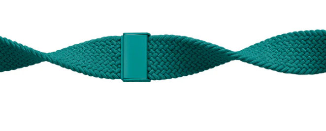 Ein türkisfarbenes, geflochtenes Armband mit einem türkisfarbenen Verschluss wird vor einem weißen Hintergrund gezeigt.