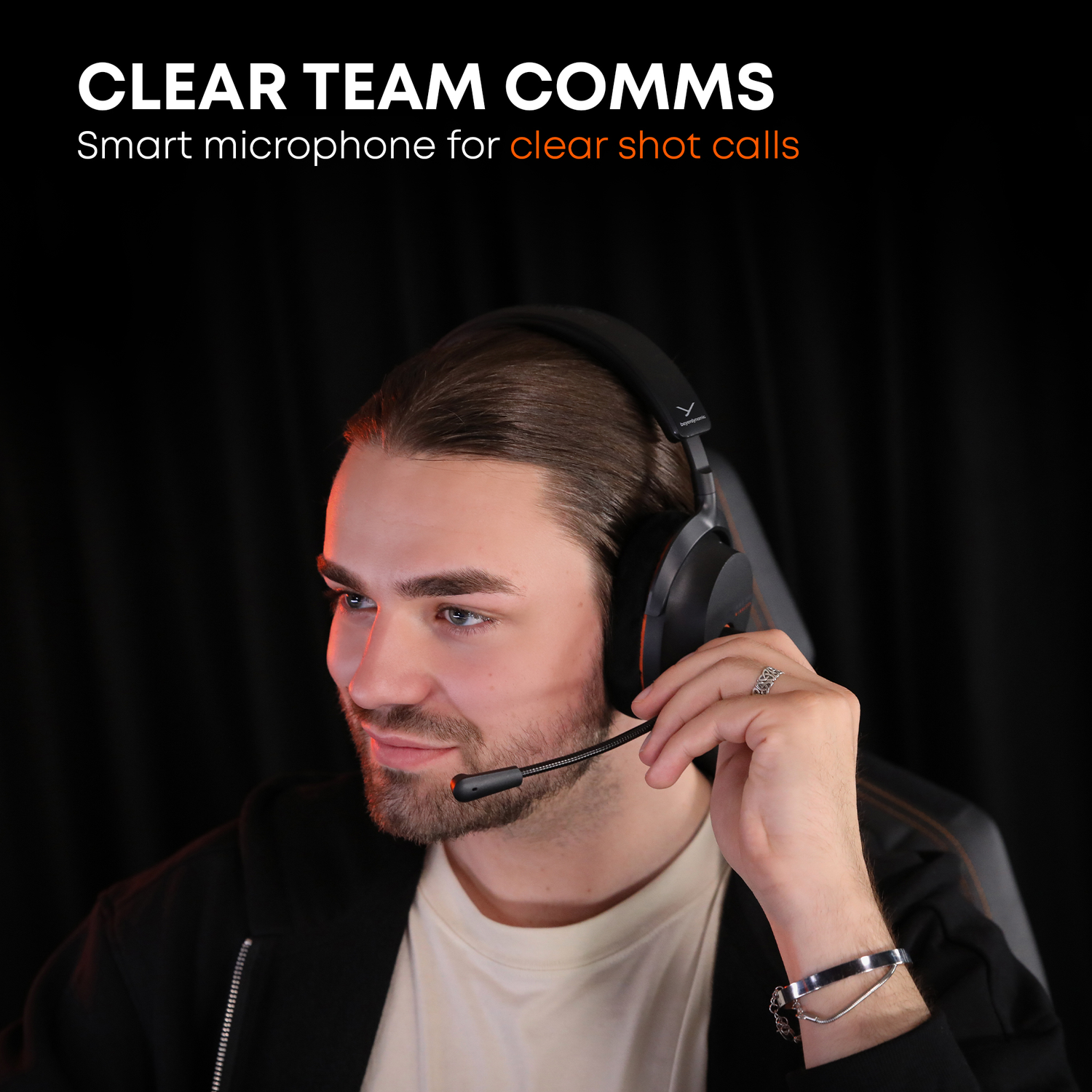 Een man met een headset en microfoon. De achtergrond is donker. De tekst bovenaan luidt Clear Team Comms.
