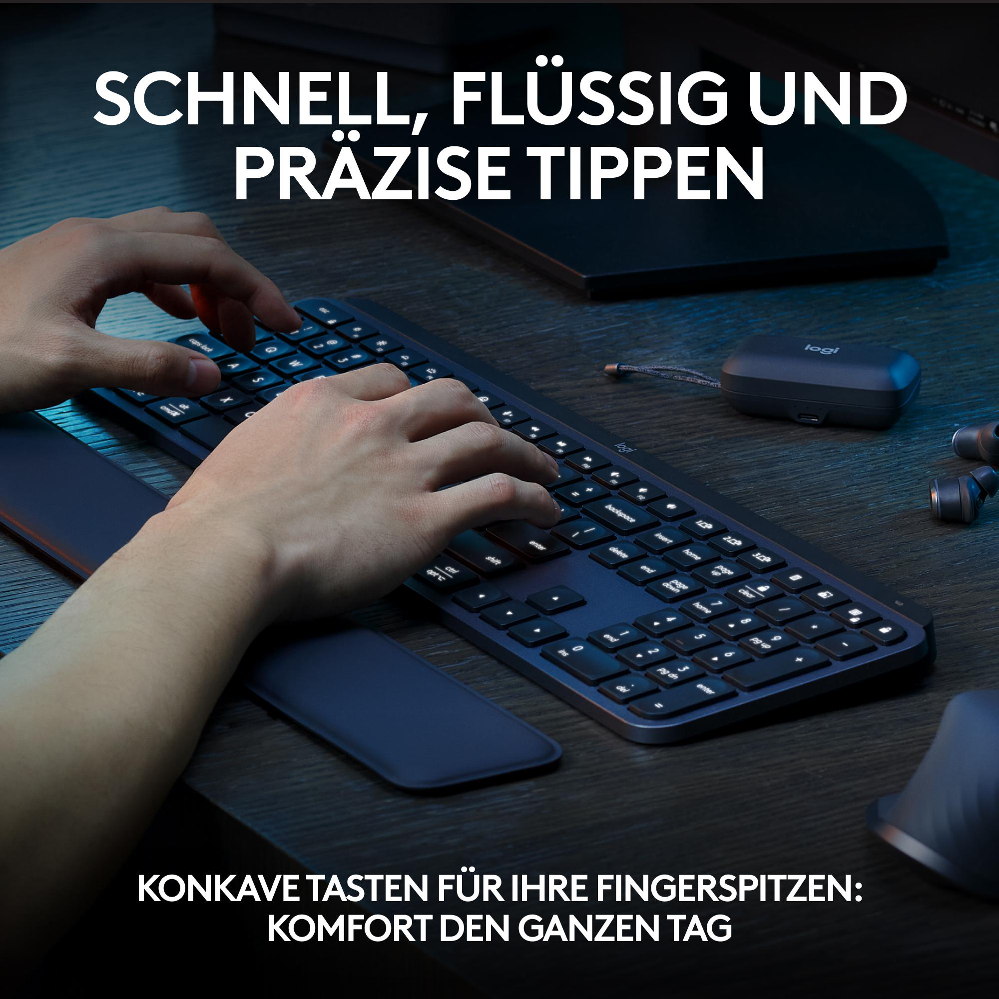 Hände tippen auf dunkler Tastatur. Handgelenkstütze, Ohrhörer und Maus sichtbar. Text: Schnelles, flüssiges und präzises Tippen.