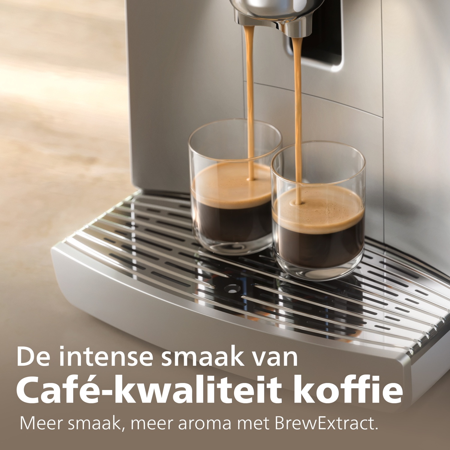 Koffiemachine die koffie in twee glazen doseert. De scène toont koffie die wordt geschonken. Tekst luidt: Koffie van cafékwaliteit.