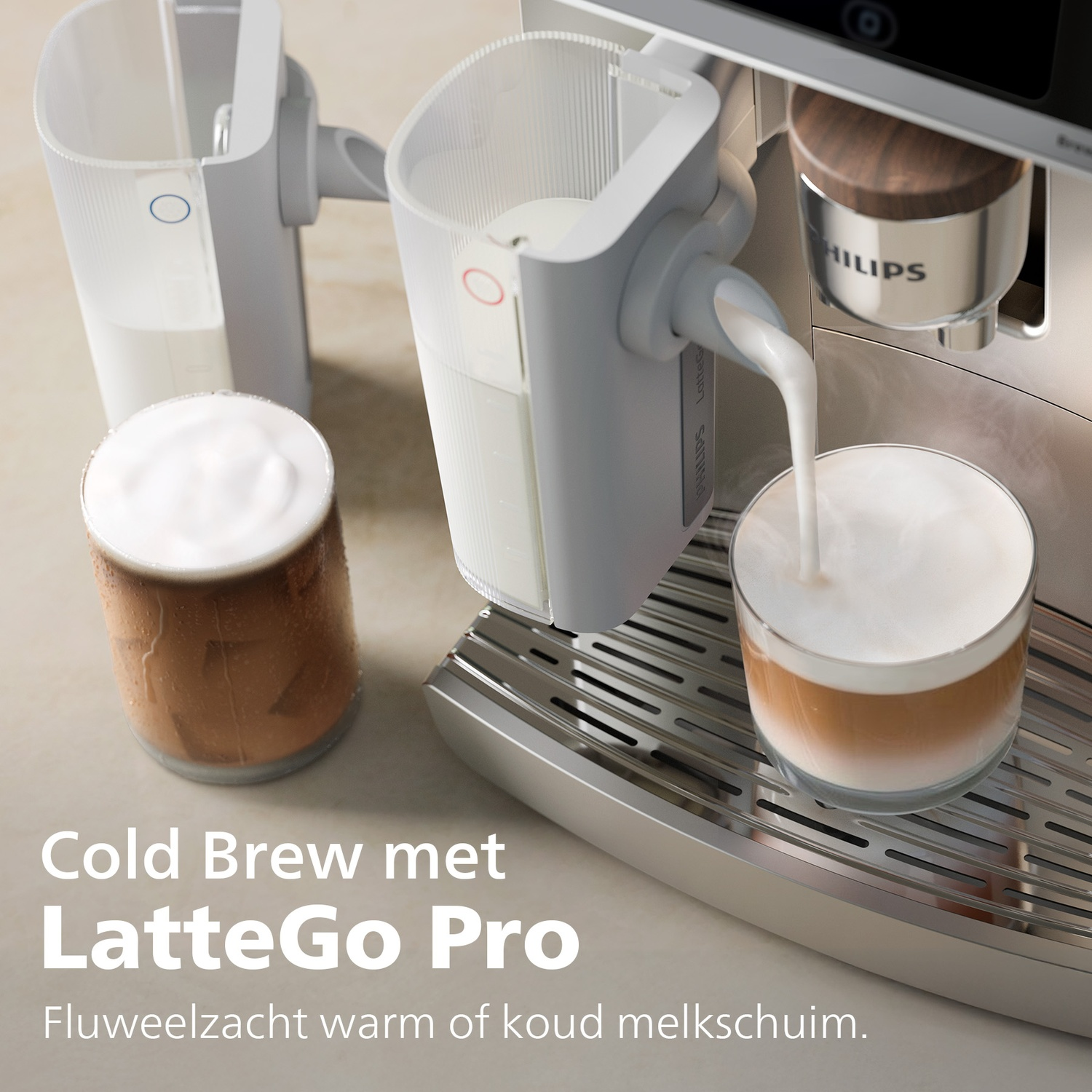 Een koffiemachine schenkt melkschuim in een glas. Een glas met koffie en schuim links. De tekst zegt LatteGo Pro.