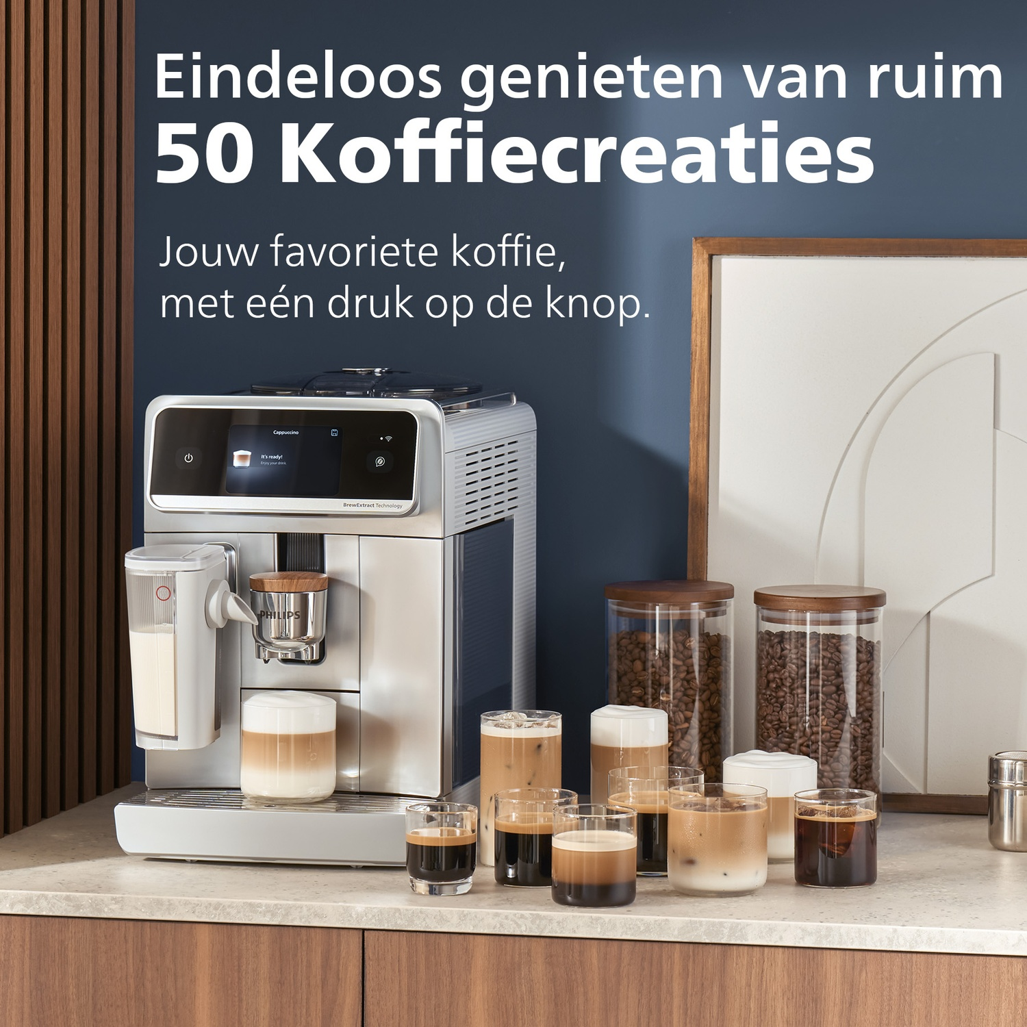 Koffiemachine met cappuccino en diverse koffiedranken. Koffiebonen in potten, tekst over koffiecreaties.
