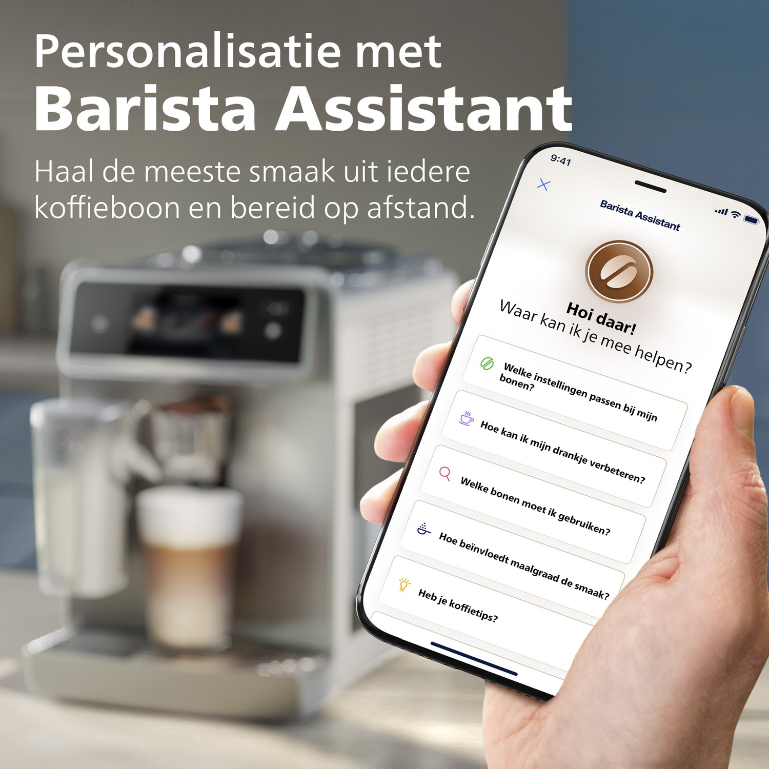 Een hand houdt een telefoon vast met een geopende koffie-app. Een koffiemachine op de achtergrond, koffie aan het zetten.
