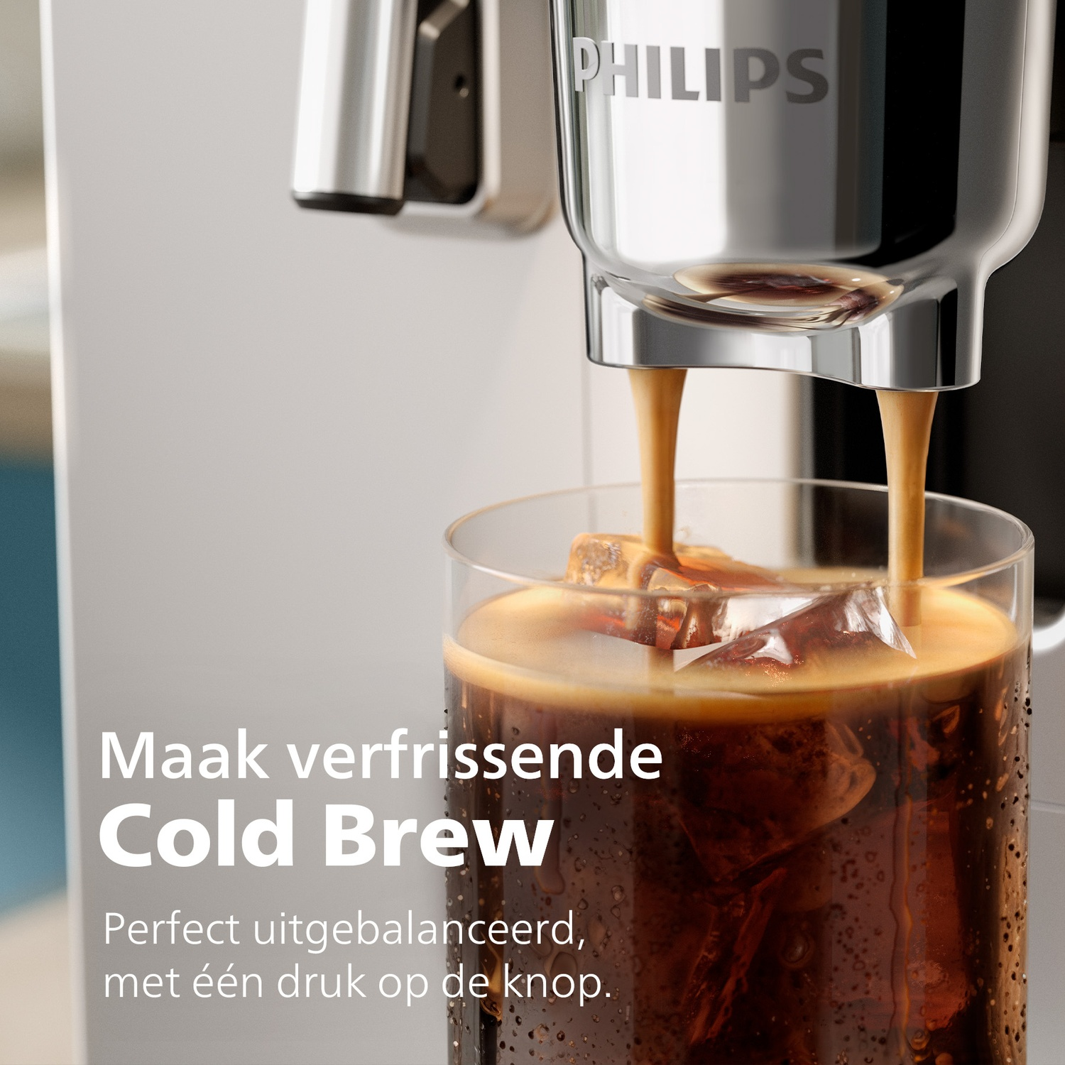 Koffie stroomt in een glas met ijsblokjes. Een koffiemachine staat boven het glas. Tekst zegt 'Cold Brew'.