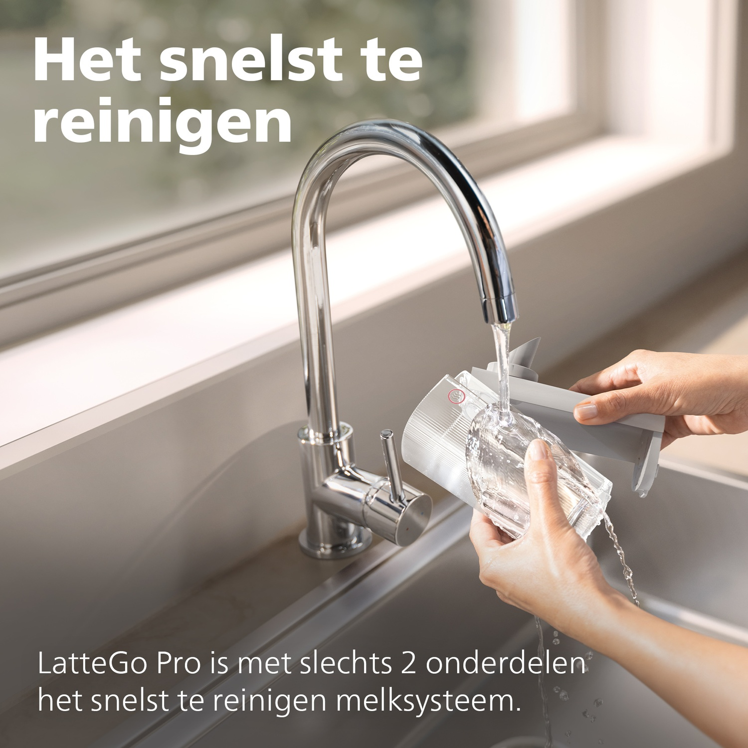 Handen wassen een koffiezetapparaatdeel onder een chromen kraan. Water stroomt in de gootsteen. Tekst zegt 'het gemakkelijkst te reinigen'.