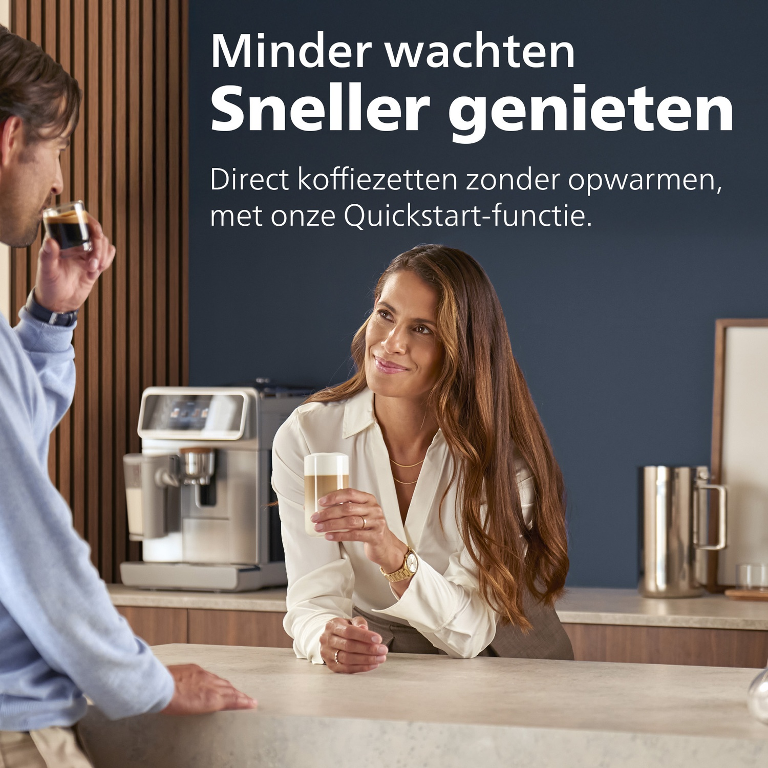 Een man en een vrouw houden koffie vast. Een koffiemachine staat op de achtergrond. De tekst zegt 'Geniet sneller'.