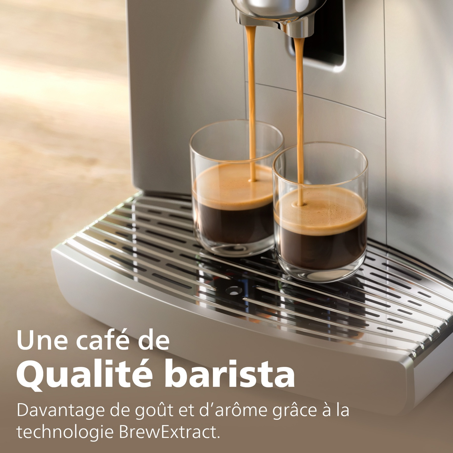 Machine à café distribuant du café dans deux verres. La machine est en acier inoxydable et le café est foncé. Texte : Café barista de qualité.