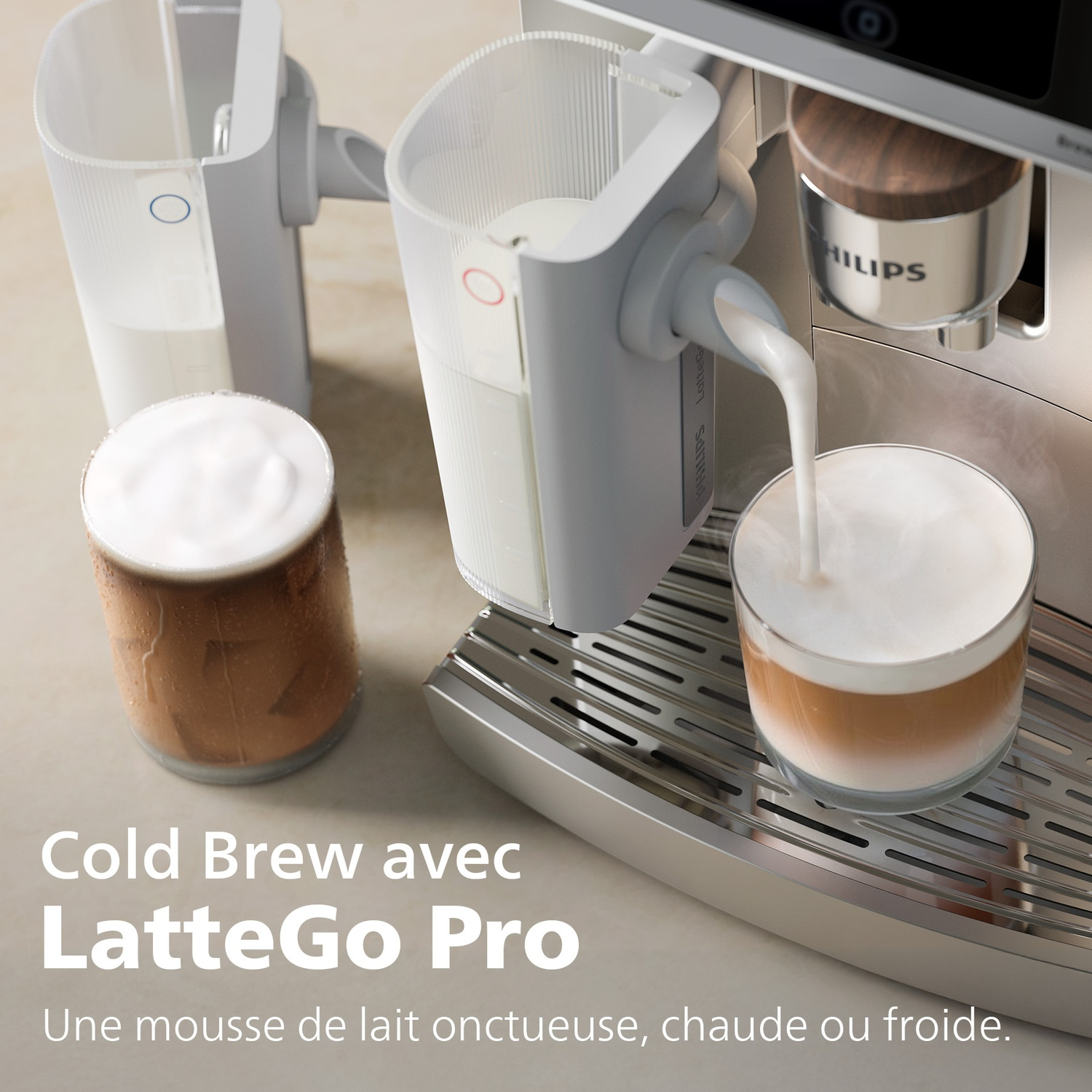 Machine à café avec mousseur à lait versant du lait dans un verre. Deux verres et des contenants à lait sont également visibles.