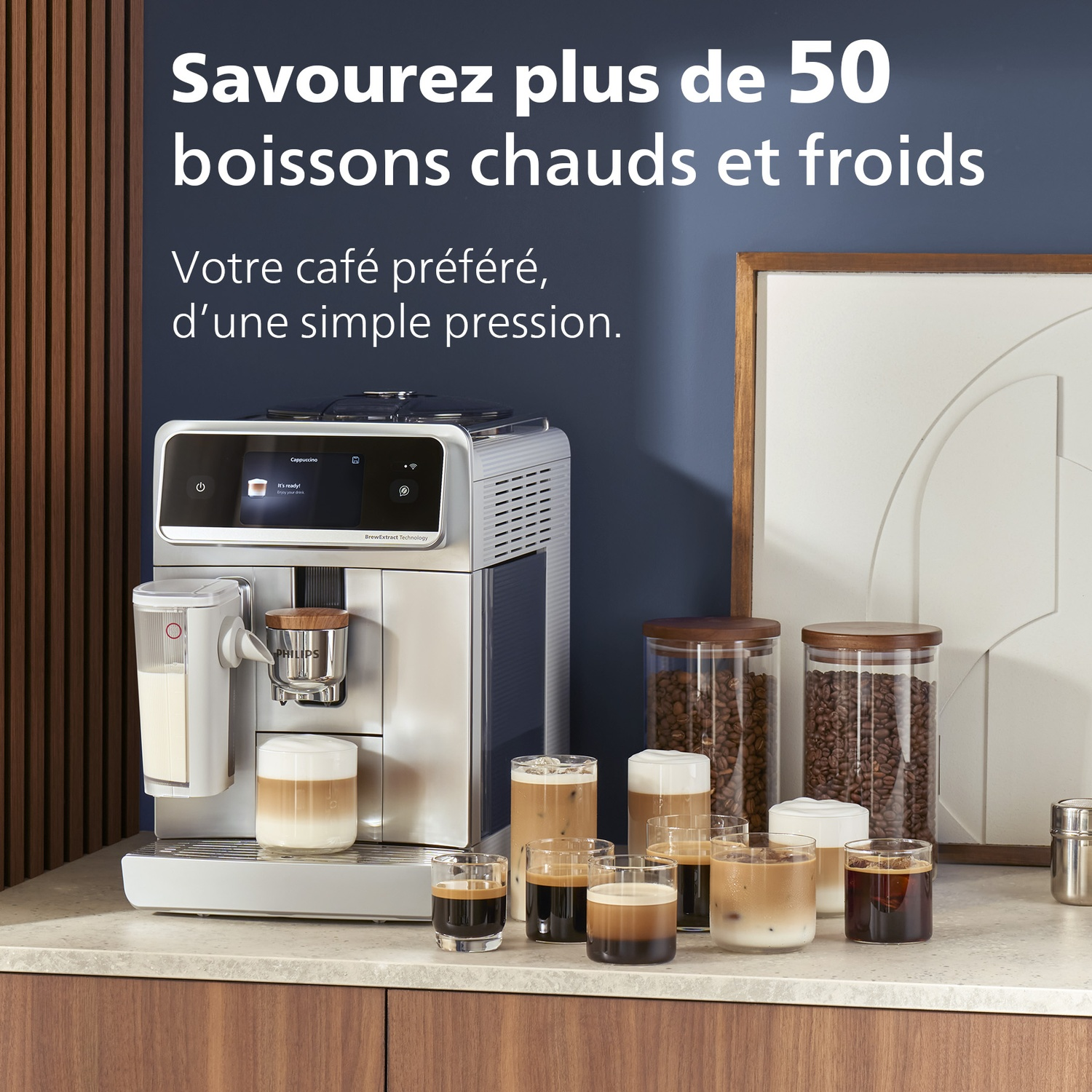 Une machine à café avec diverses boissons au café dans des verres. Des grains de café dans des bocaux sont en arrière-plan.