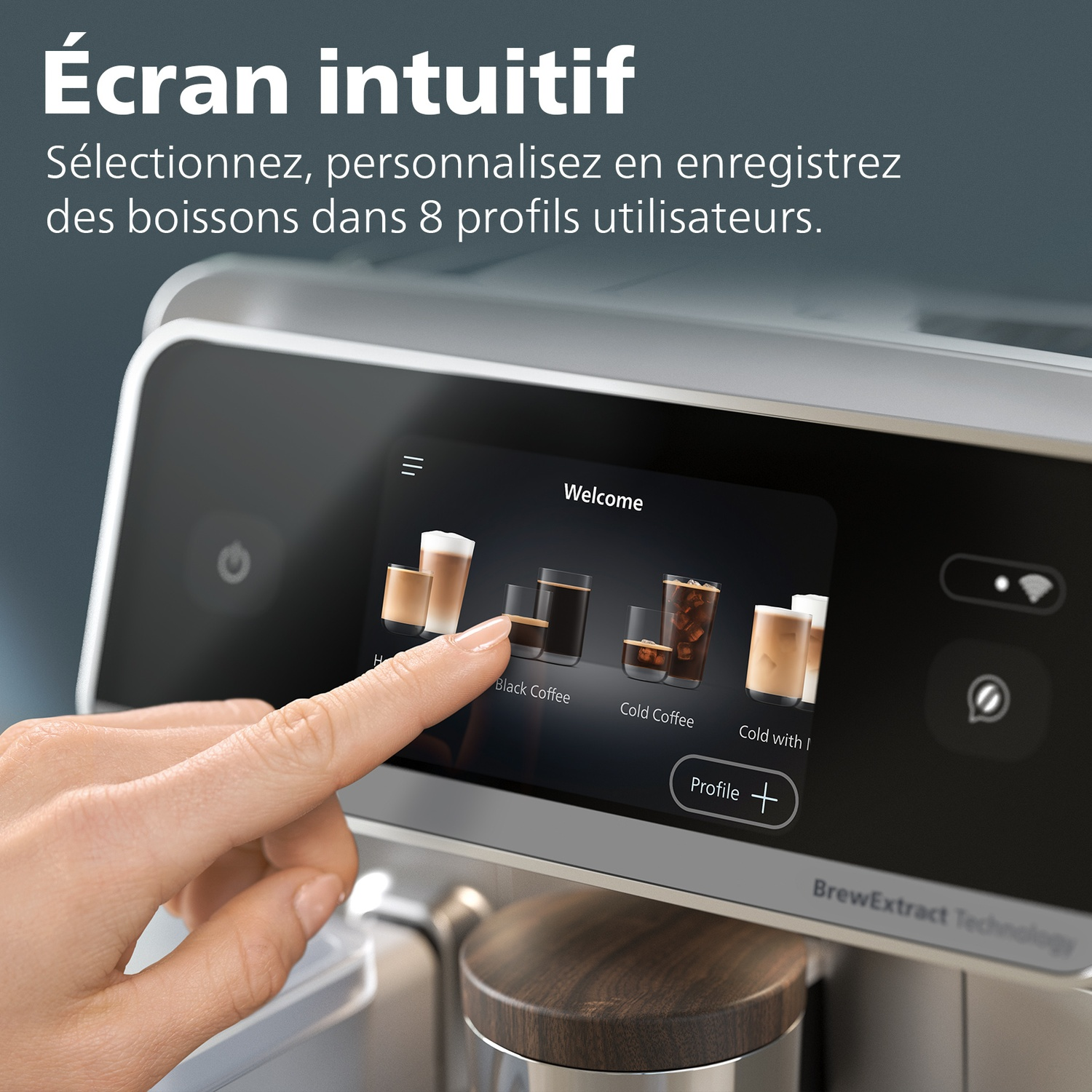 Une main touche l'écran d'une machine à café. Il affiche les options de café. Texte à l'écran : Bienvenue, Café noir, Café froid. La machine est argentée.