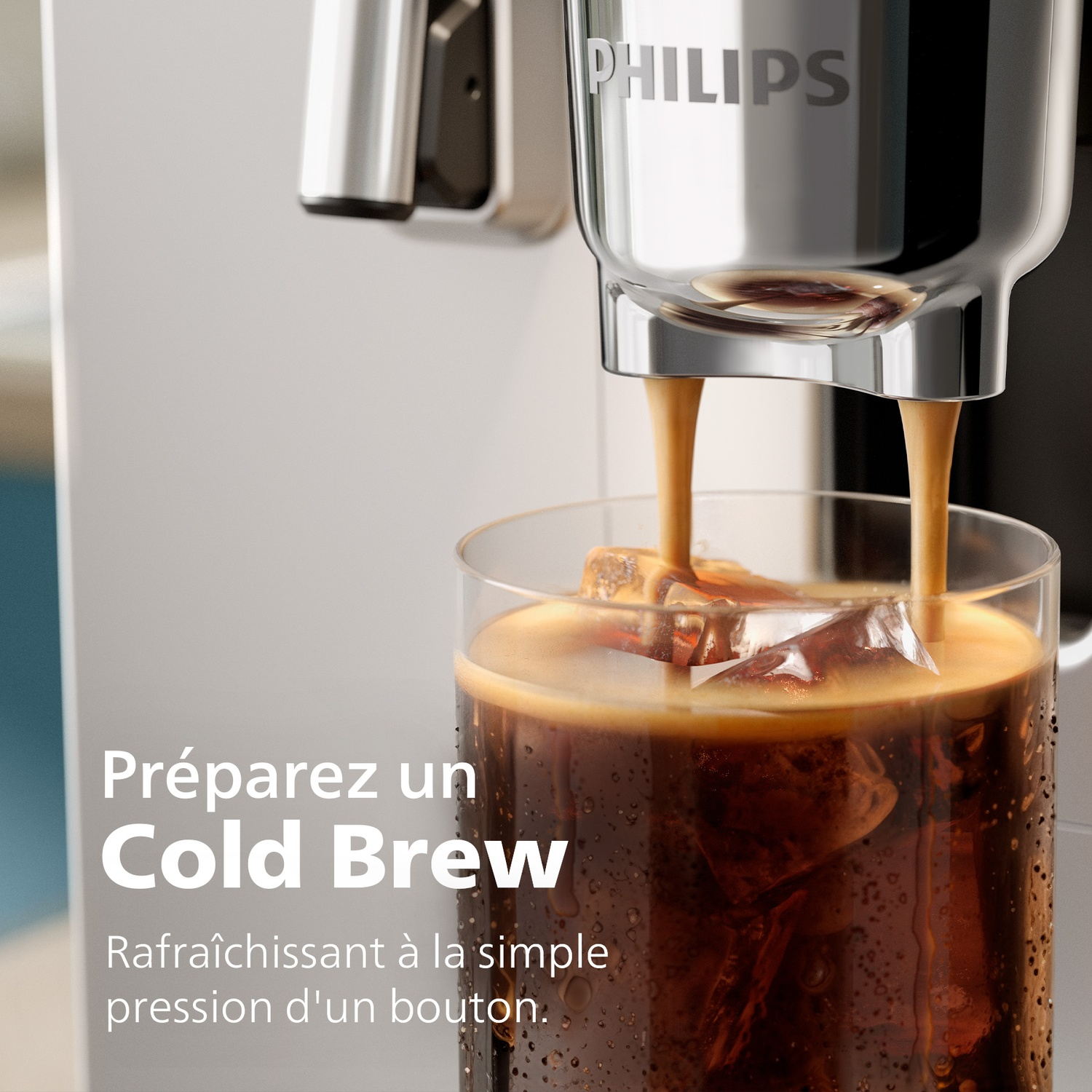Machine à café versant du café dans un verre avec des glaçons. Le texte dit 'Préparez un Cold Brew'.