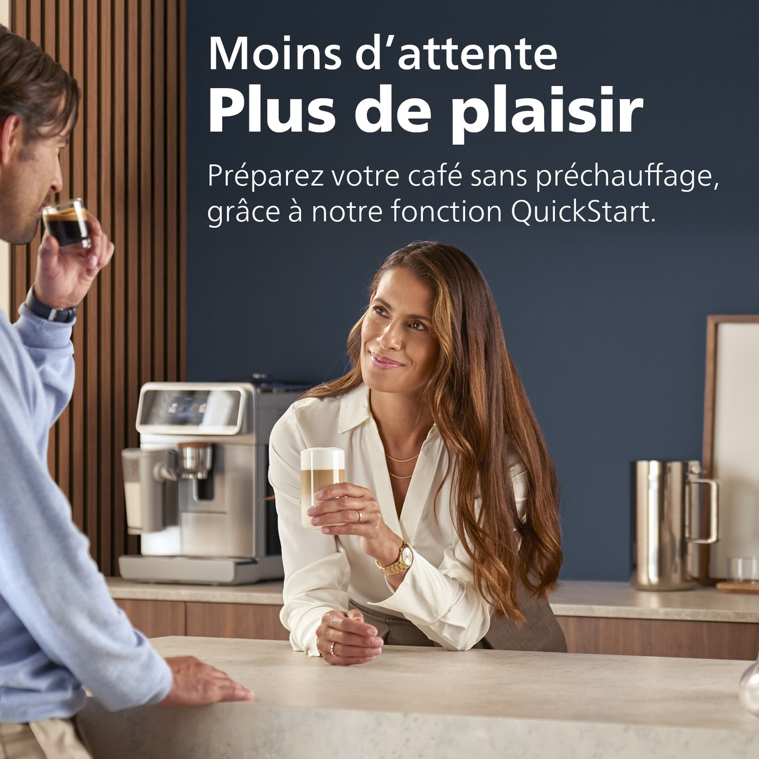 Un homme offre du café à une femme tenant un latte. Le texte dit 'Plus de plaisir'. Une machine à café est sur le comptoir.