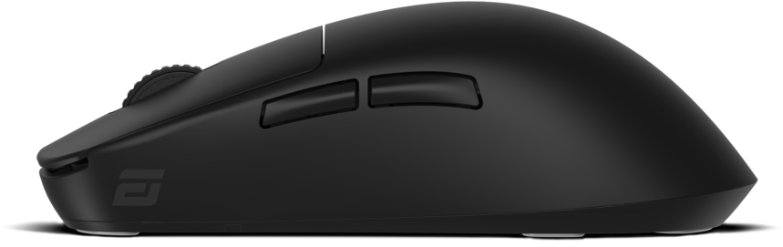 Eine schwarze Computermaus vor weißem Hintergrund. Sie hat ein Scrollrad, zwei Seitentasten und ein Logo.