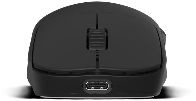 Eine schwarze Computermaus mit Scrollrad und USB-C-Anschluss unten ist vor weißem Hintergrund zu sehen.