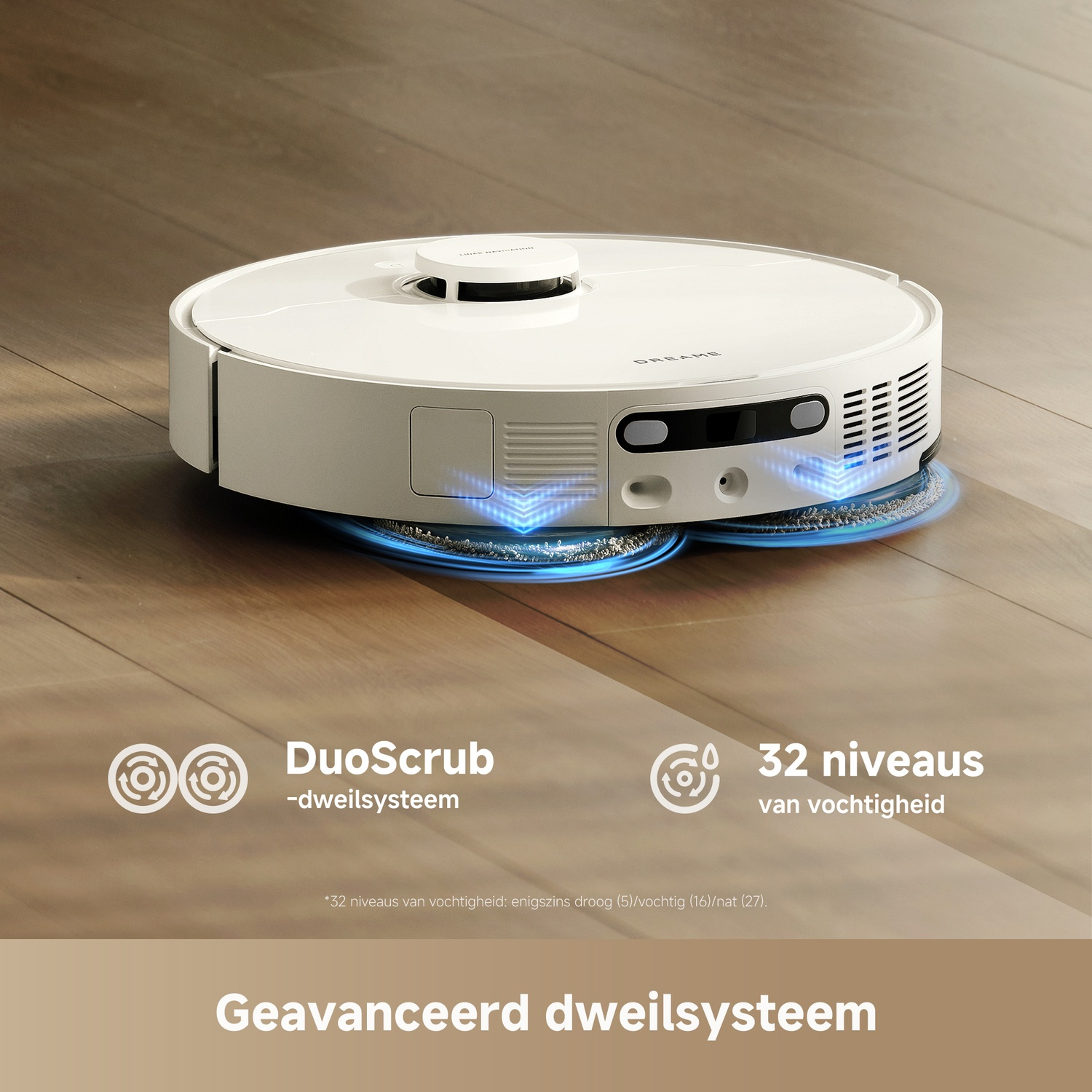 Een witte robotstofzuiger op een houten vloer. De robot heeft het woord "DREAME" erop en heeft twee roterende reinigingspads.