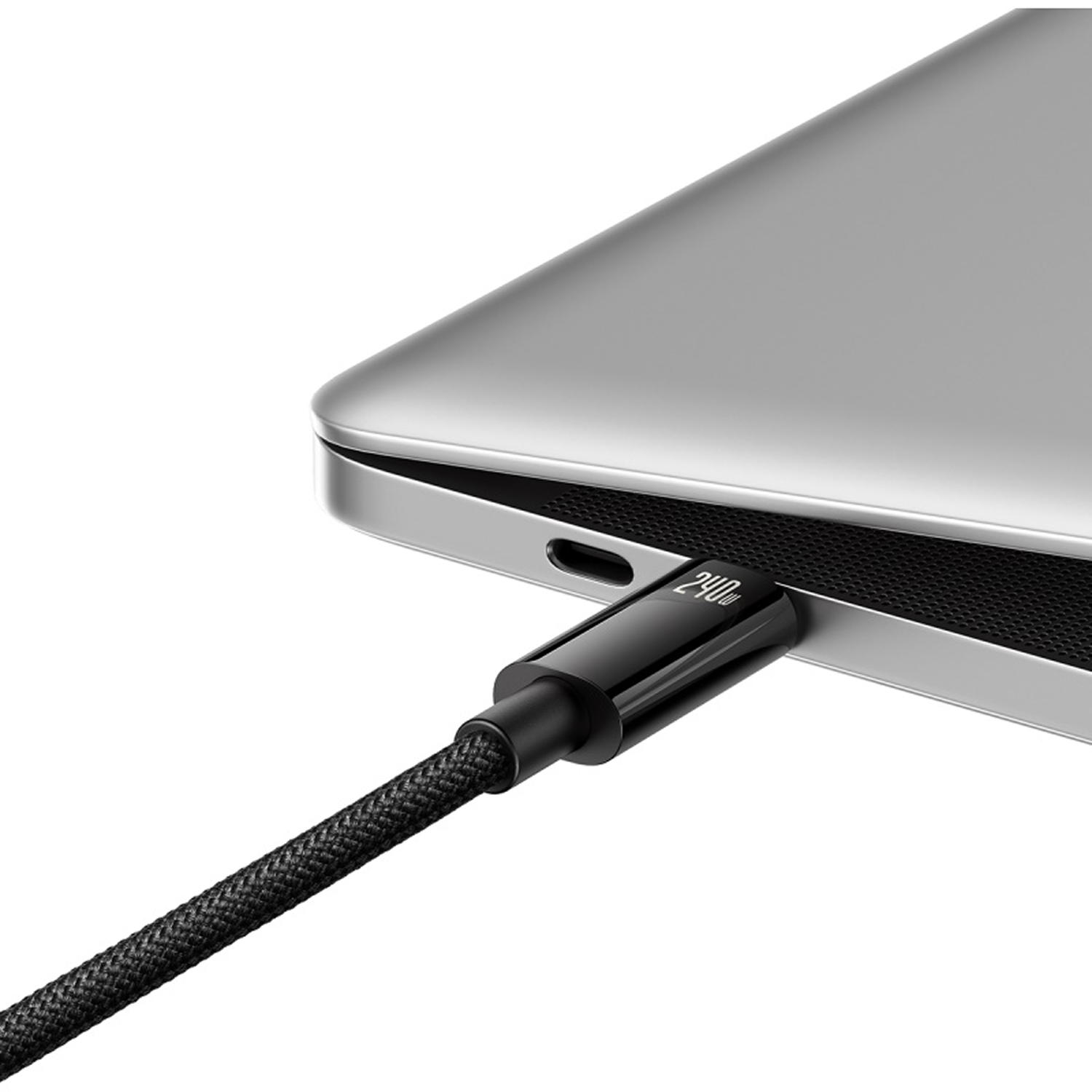 Un cable USB-C negro está enchufado a un portátil plateado. El cable tiene un diseño trenzado y el conector tiene 240W.