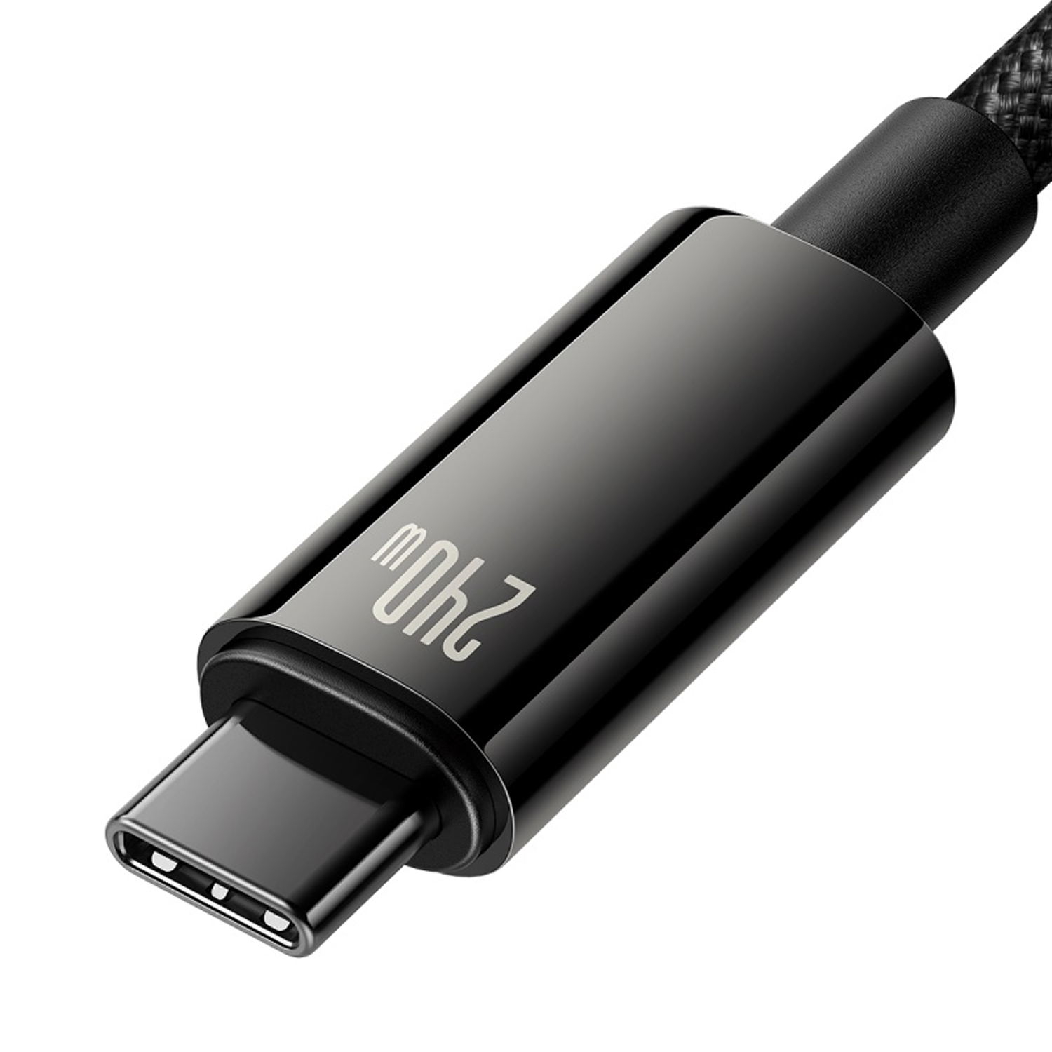 Primer plano de un cable USB-C negro. Tiene un acabado brillante y un cable trenzado. El conector tiene impreso 240W.