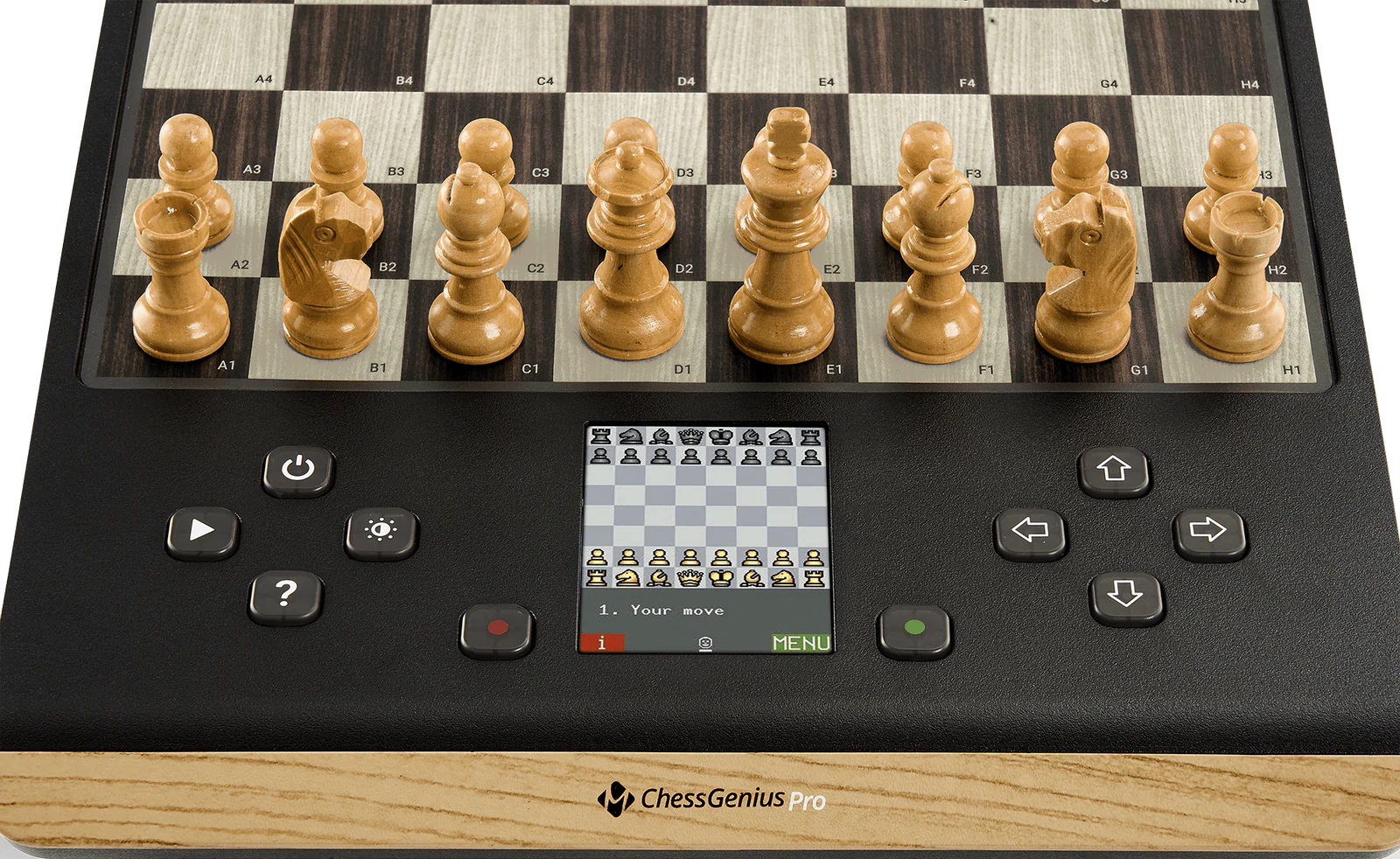 Échiquier avec pièces disposées. Plateau électronique avec écran affichant une partie d'échecs. Boutons de contrôle et de menu.