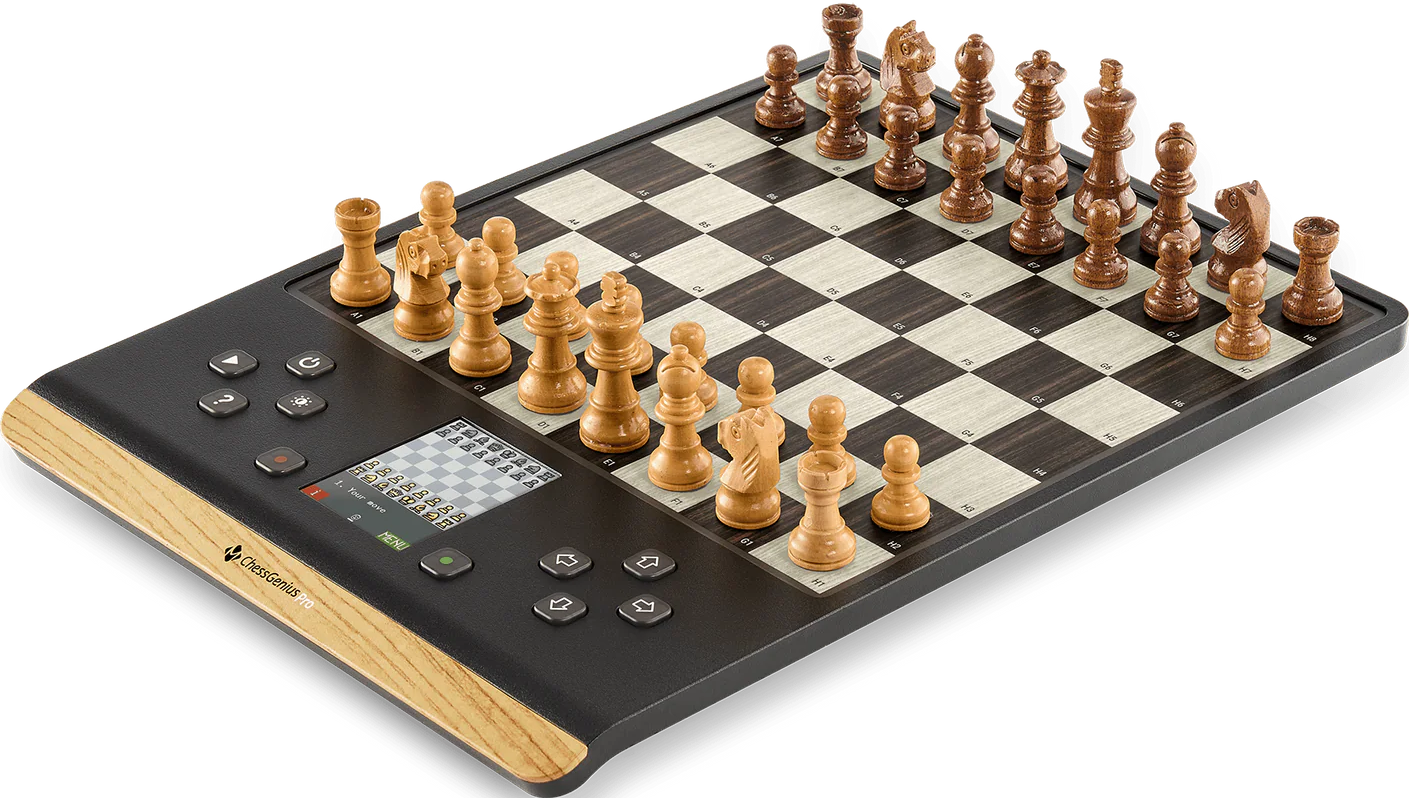 Jeu d'échecs ChessGenius Pro. Le plateau a un écran et des boutons intégrés. Les pièces sont en bois, noires et beiges.