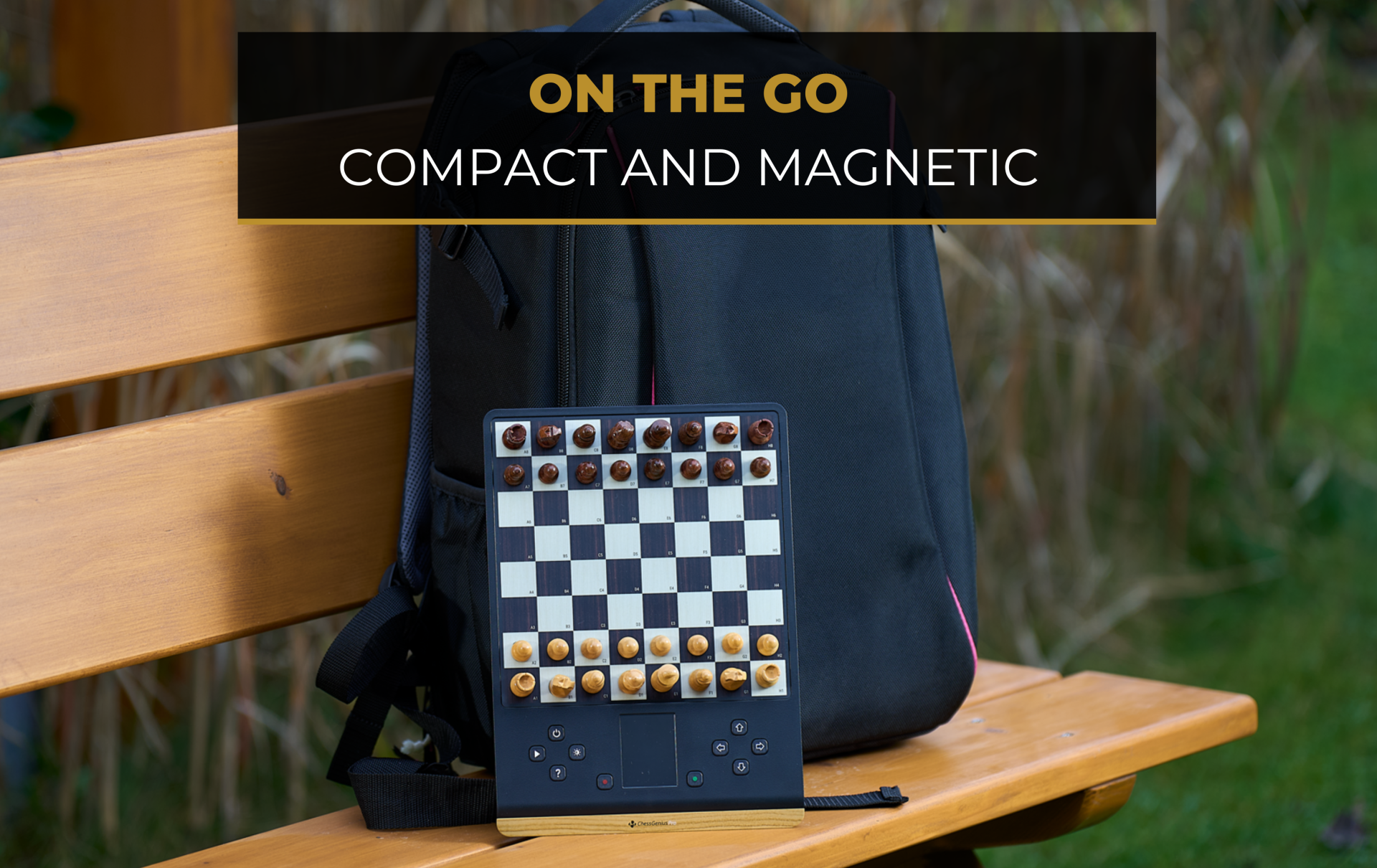 Échiquier sur un banc avec un sac à dos. Les pièces d'échecs sont disposées. Le texte dit : 'Sur la route, compact et magnétique'.