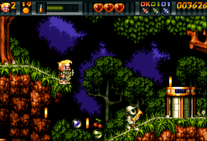 Scène de jeu vidéo pixélisée. Un garçon blond avec une arme se tient sur un fil. Un robot à droite. Arbres et une porte en arrière-plan.