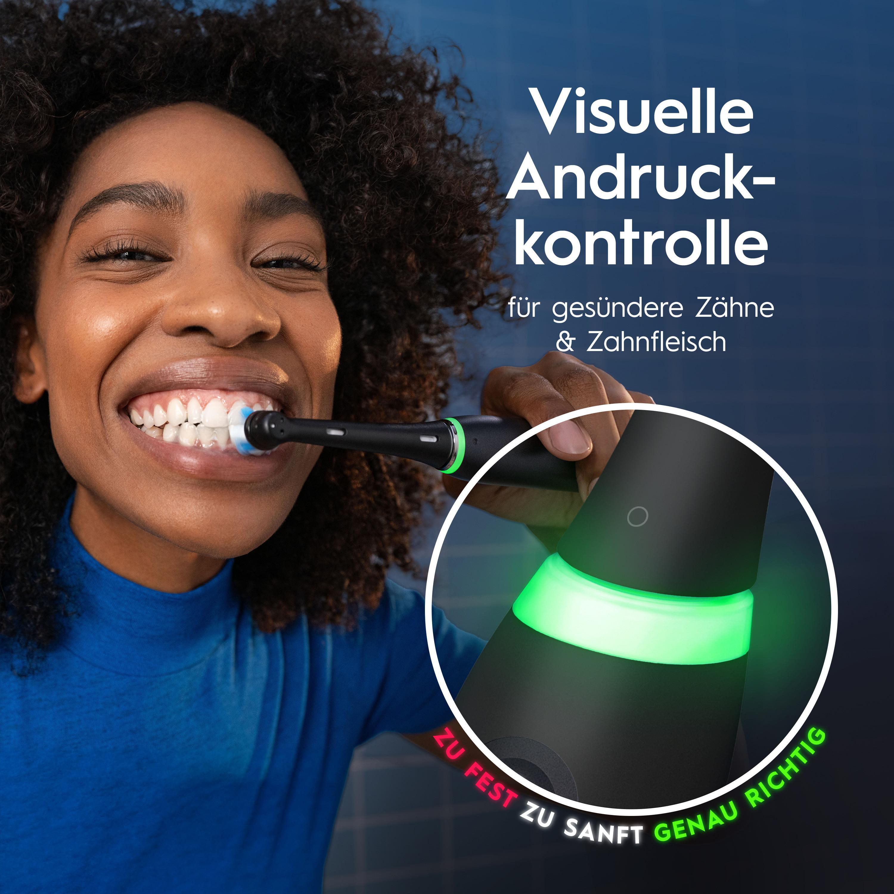 Frau putzt sich die Zähne mit einer elektrischen Zahnbürste. Die Bürste hat grünes Licht. Text: Visuelle Andruckkontrolle.
