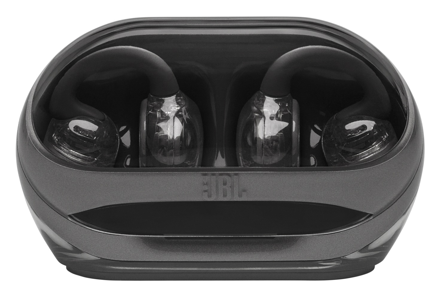Zbliżenie etui ładującego z dwoma czarnymi słuchawkami w środku. Logo JBL jest widoczne.