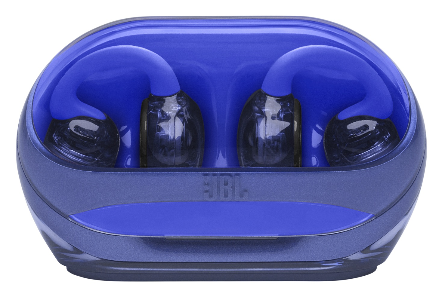 Niebieskie słuchawki JBL w etui ładującym. Słuchawki znajdują się w etui, pokazując logo. Etui ma błyszczące wykończenie.