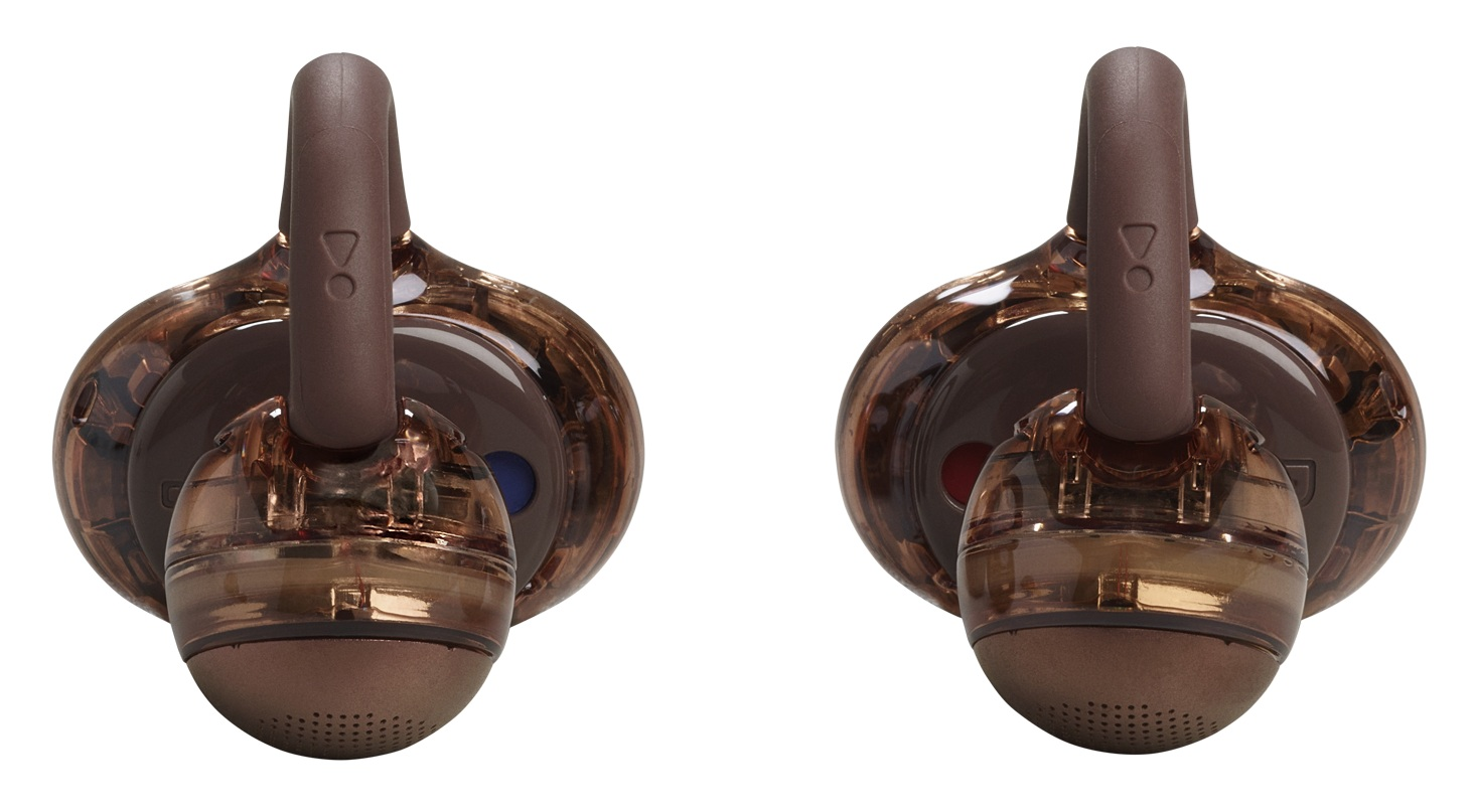 Dwa brązowe i przezroczyste bezprzewodowe słuchawki douszne z zaczepami na uszy na białym tle. Jeden ma niebieską, a drugi czerwoną kropkę.