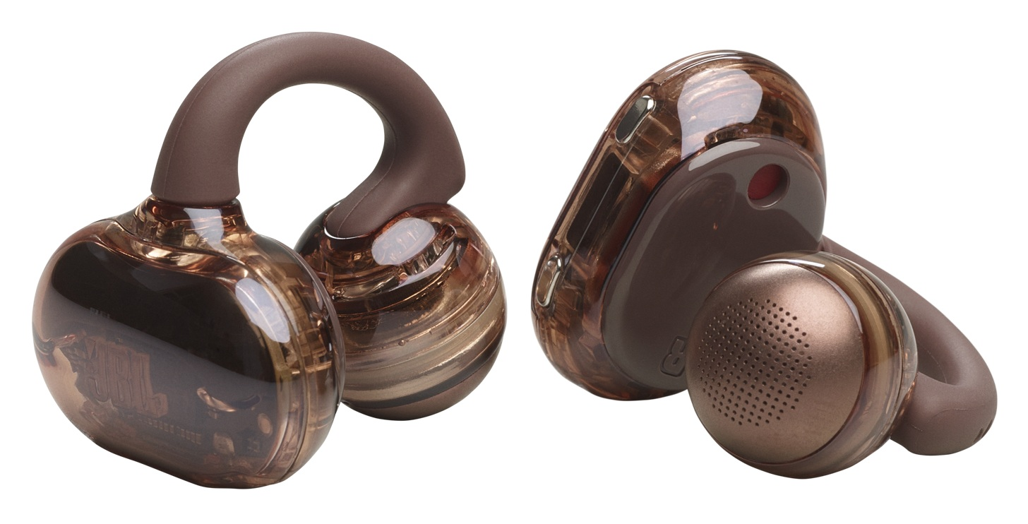 Dwa brązowe słuchawki z przezroczystymi muszlami. Jeden stoi pionowo, drugi leży na boku. Białe tło.