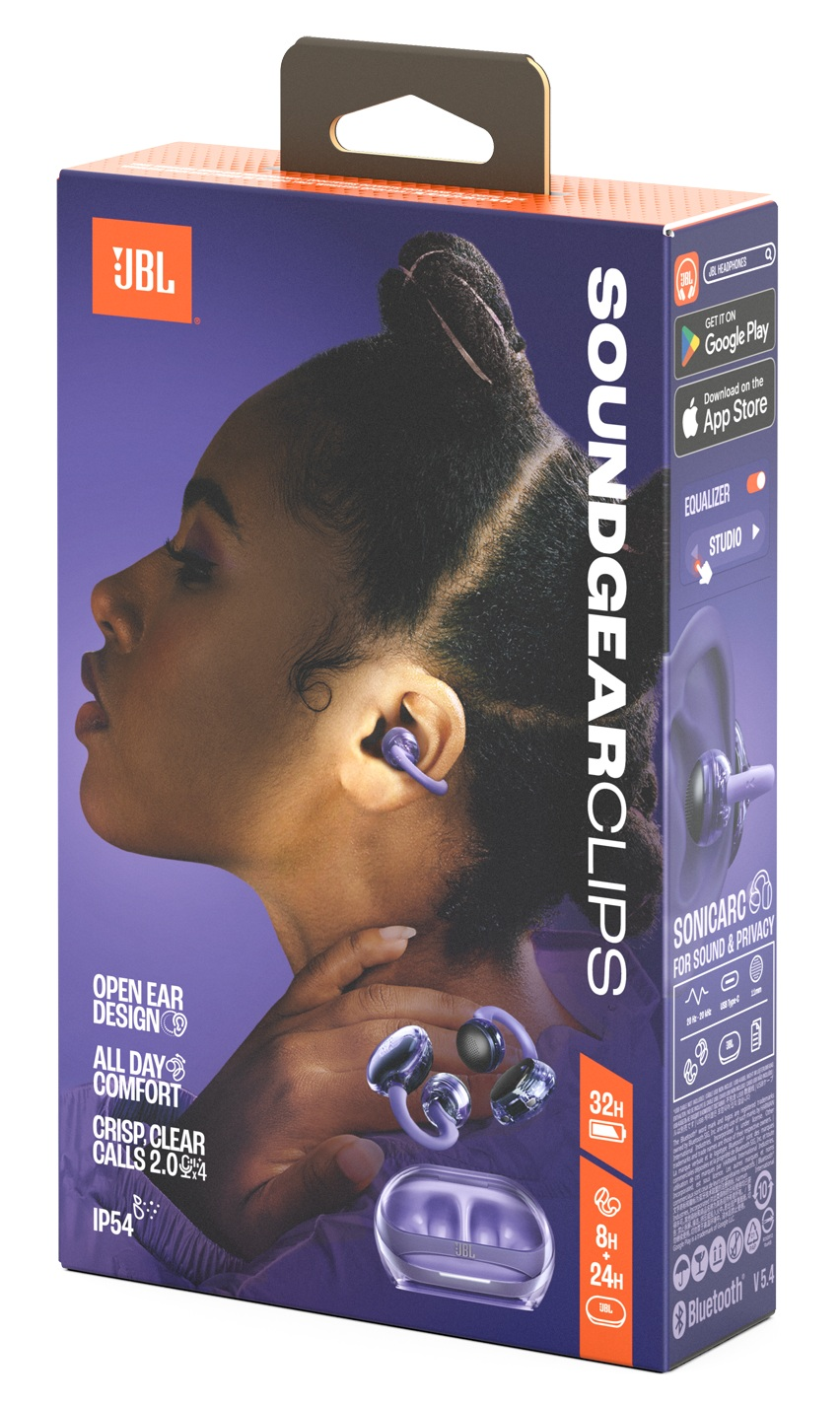 Pudełko z kobietą w fioletowych słuchawkach. Reklamuje JBL Soundgear Clips, konstrukcję otwartą i całodzienny komfort.