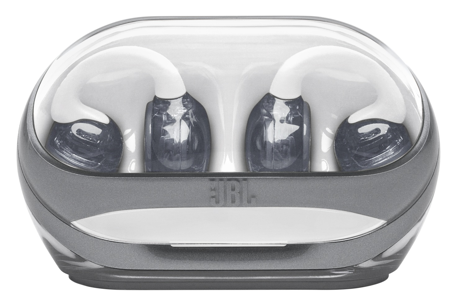 Słuchawki douszne w przezroczystym etui. Szare etui z białym wnętrzem. Widoczne logo JBL. Słuchawki są biało-szare.